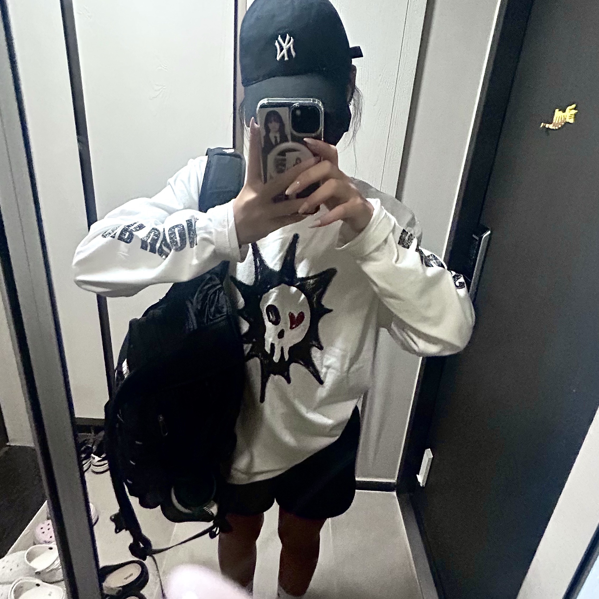 AMOU Heart Skull Long Sleeve White 착용 스타일