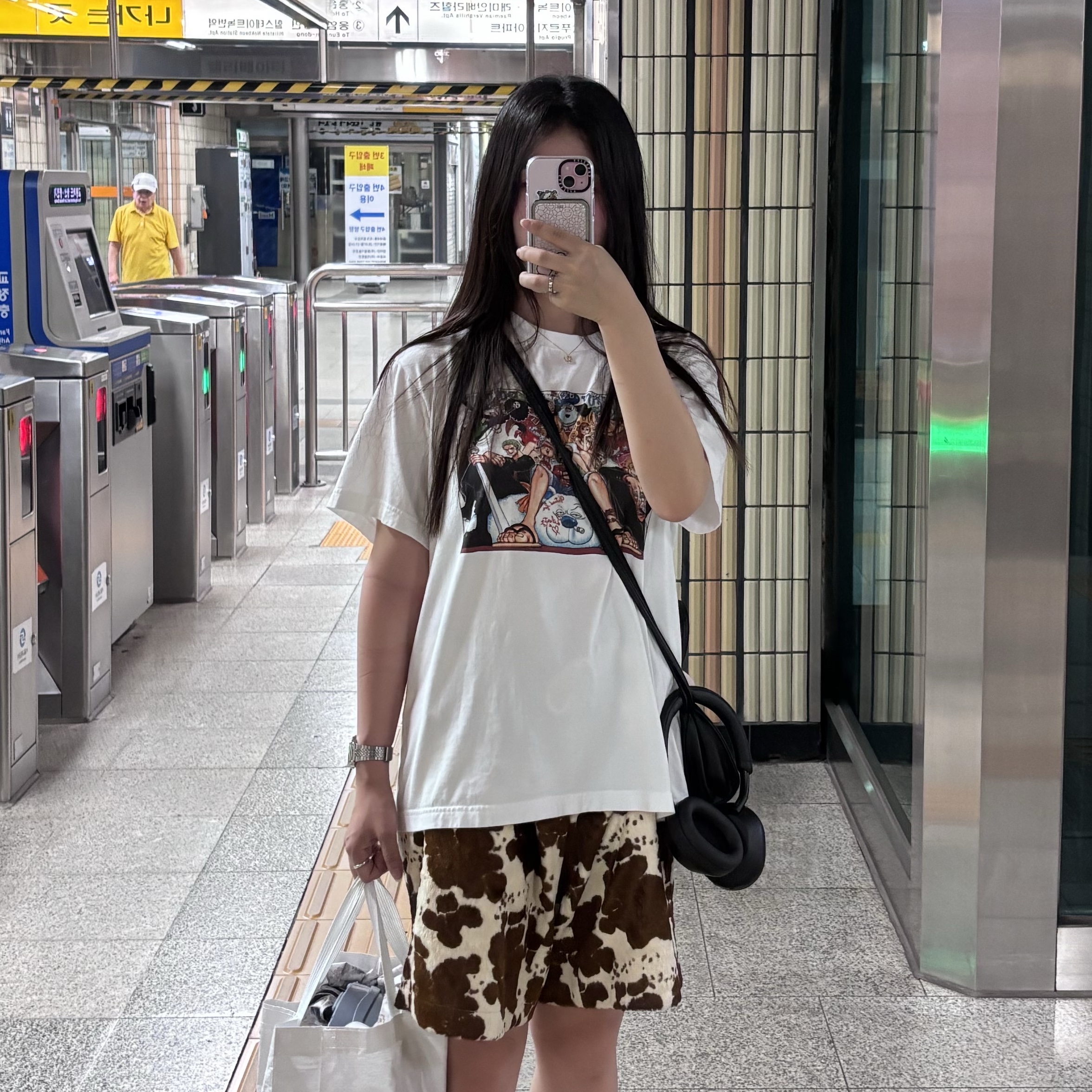 Supreme Faux Fur Short Cow - 26SS, Uniqlo UT Shueisha 100th Anniversary One Piece T-Shirt White 착용 스타일