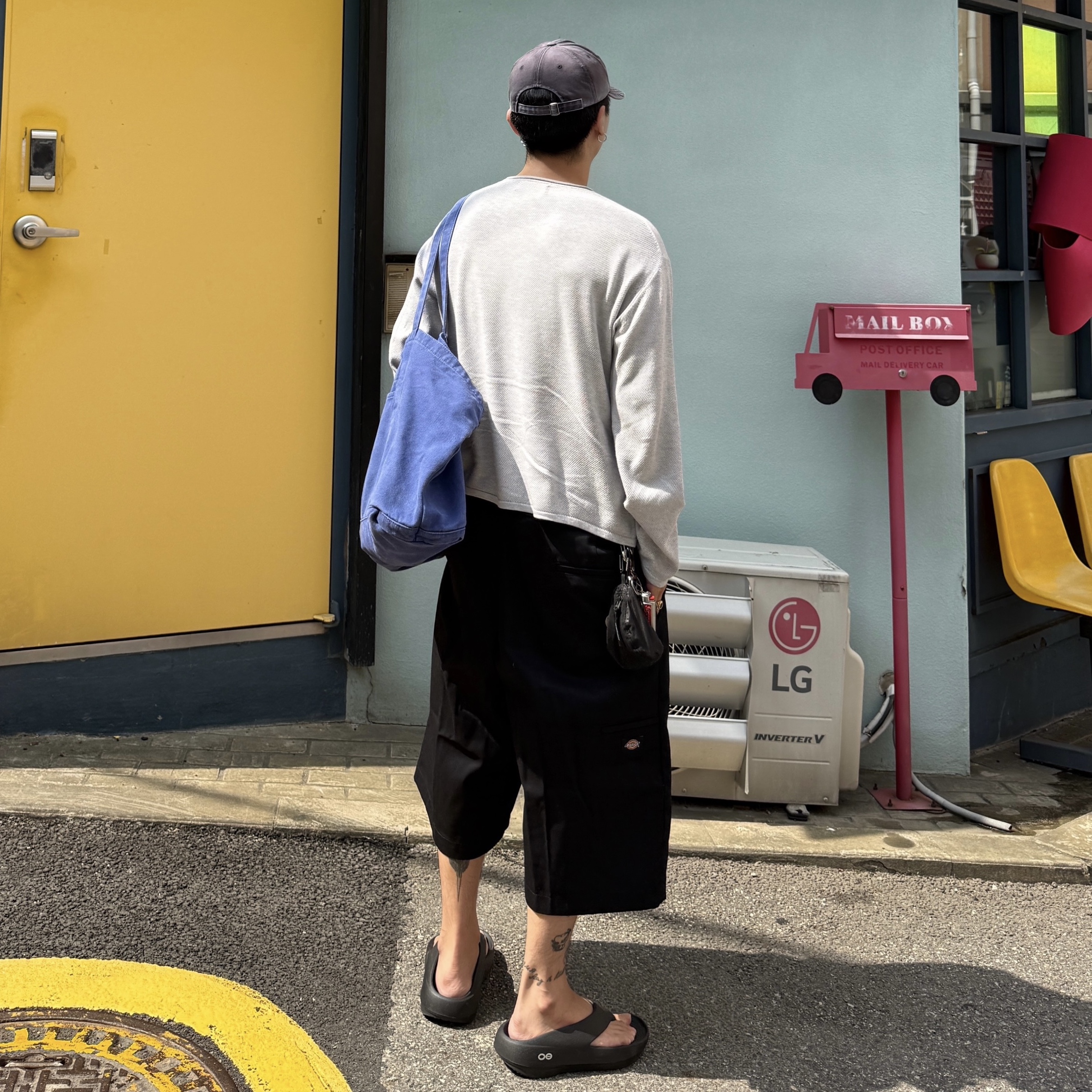 Dickies Loose Fit 13 Inch Flat Front Work Shorts Black 착용 스타일 - 2