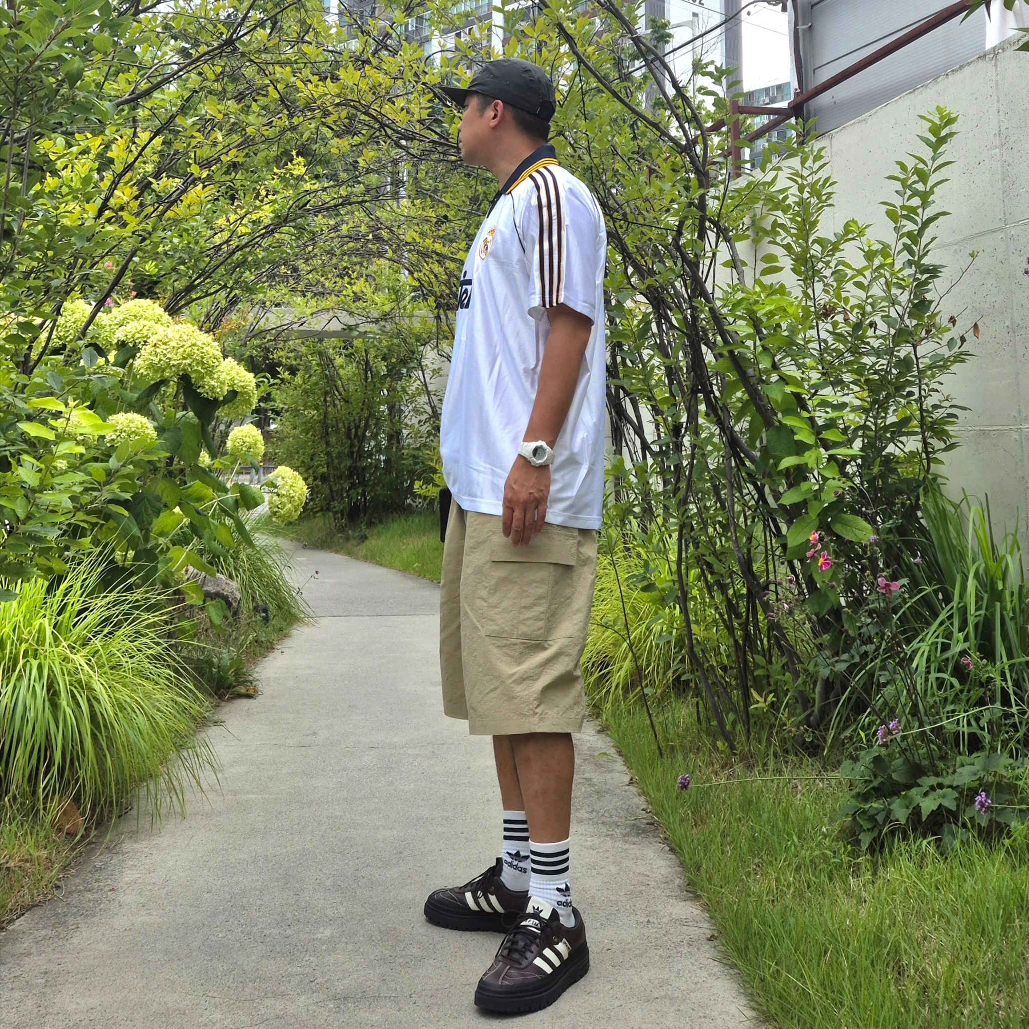 Adidas x Song for the Mute 007 Samba LX Freizeit Aurora Coffee, Adidas 3 Stripes High Crew Socks White (3 Pack) 착용 스타일 - 3