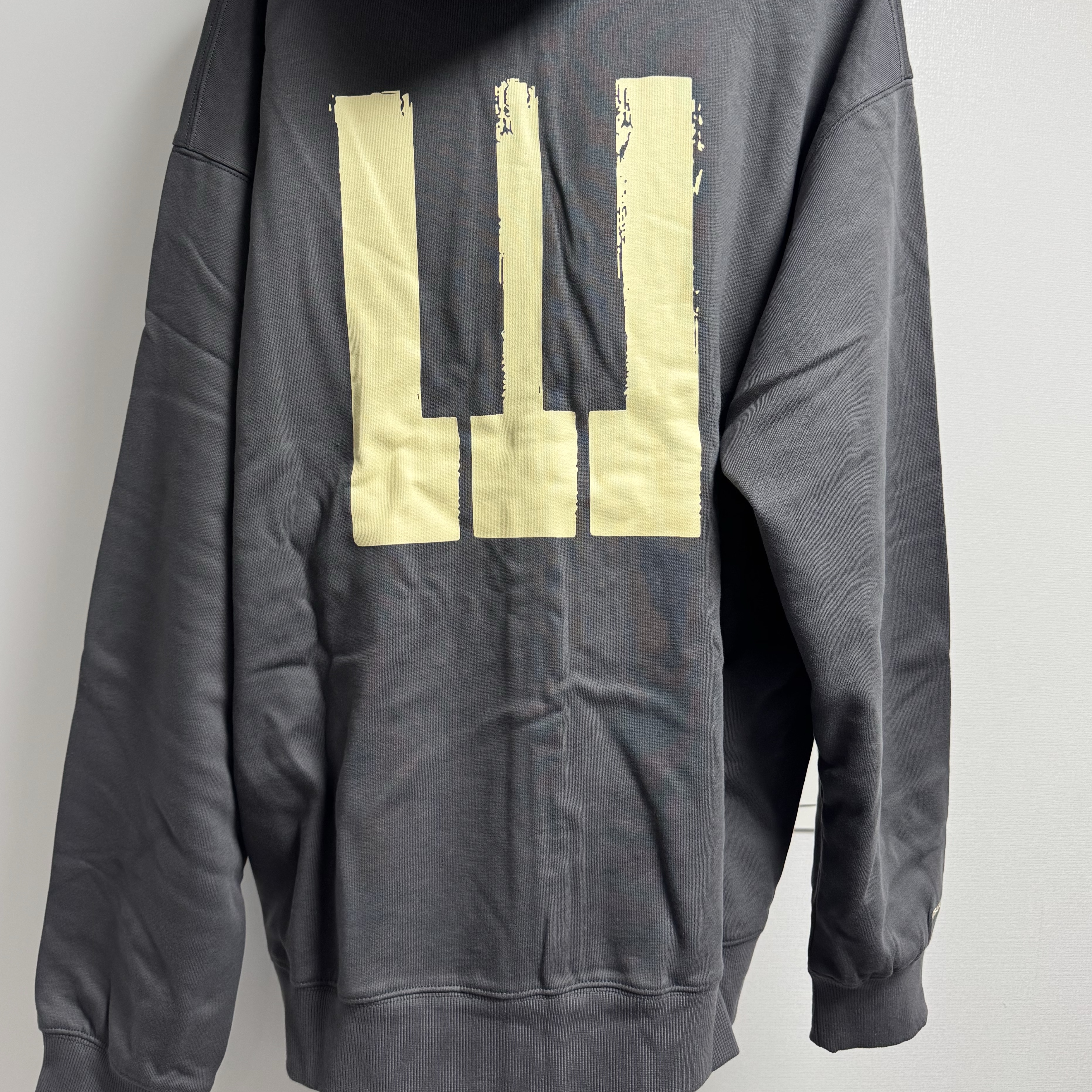 Bigbang 20th Anniversary Media Exhibition Zip-Up Hoodie Piano Charcoal 착용 스타일 - 1
