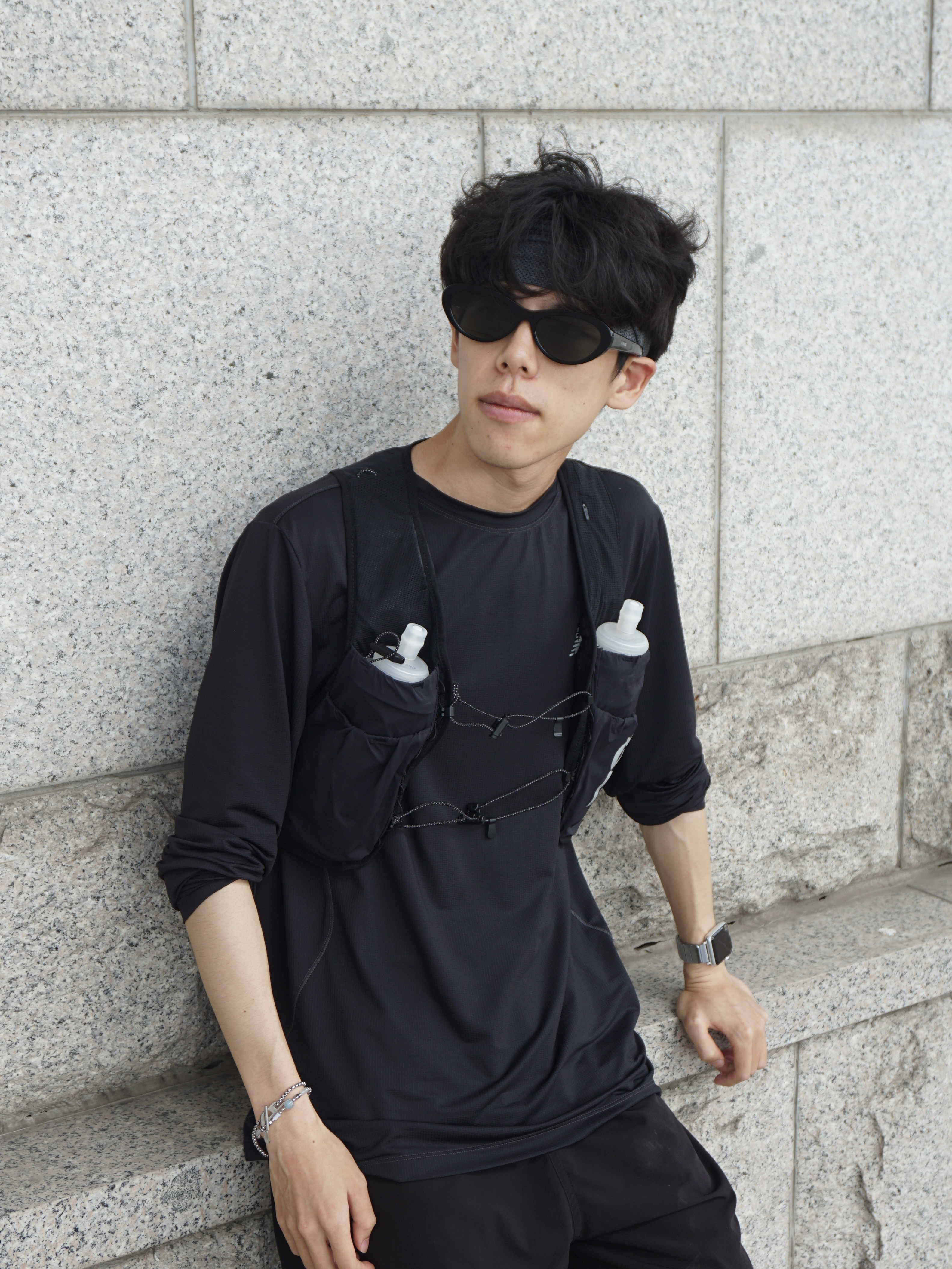 OFF BROADWAY Crab - All Black 착용 스타일