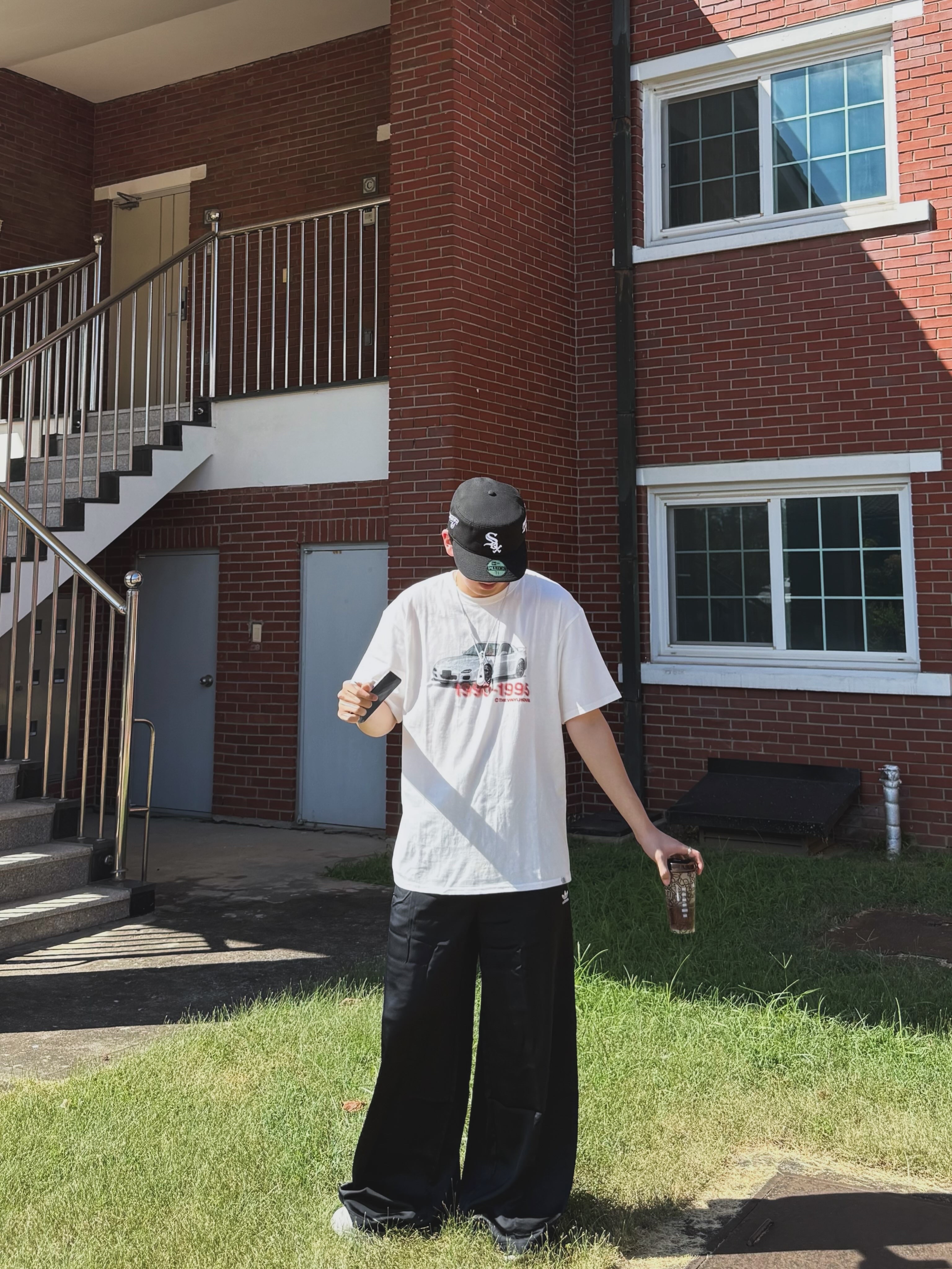 Thevinylhouse Old Car T-Shirt White 착용 스타일 - 3