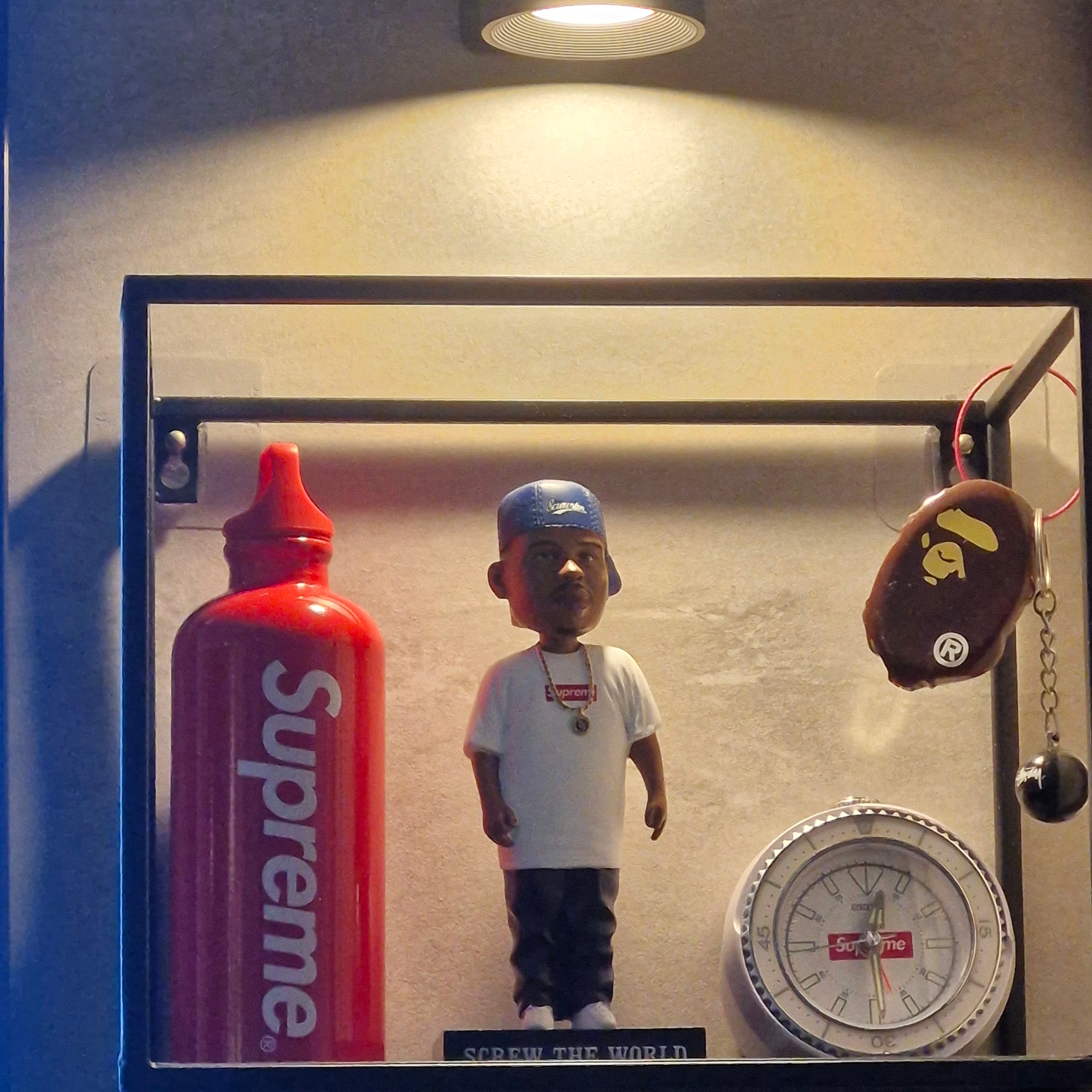 Supreme x Seiko Mai Alarm Clock White - 25SS, Supreme x DJ Screw Foco Bobblehead Multicolor - 26SS 착용 스타일