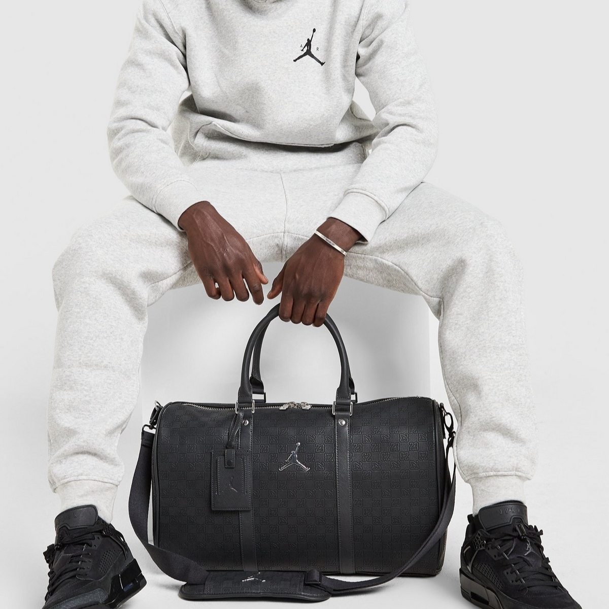 Jordan Monogram Duffle Bag 25L Black Grey 착용 스타일 - 1