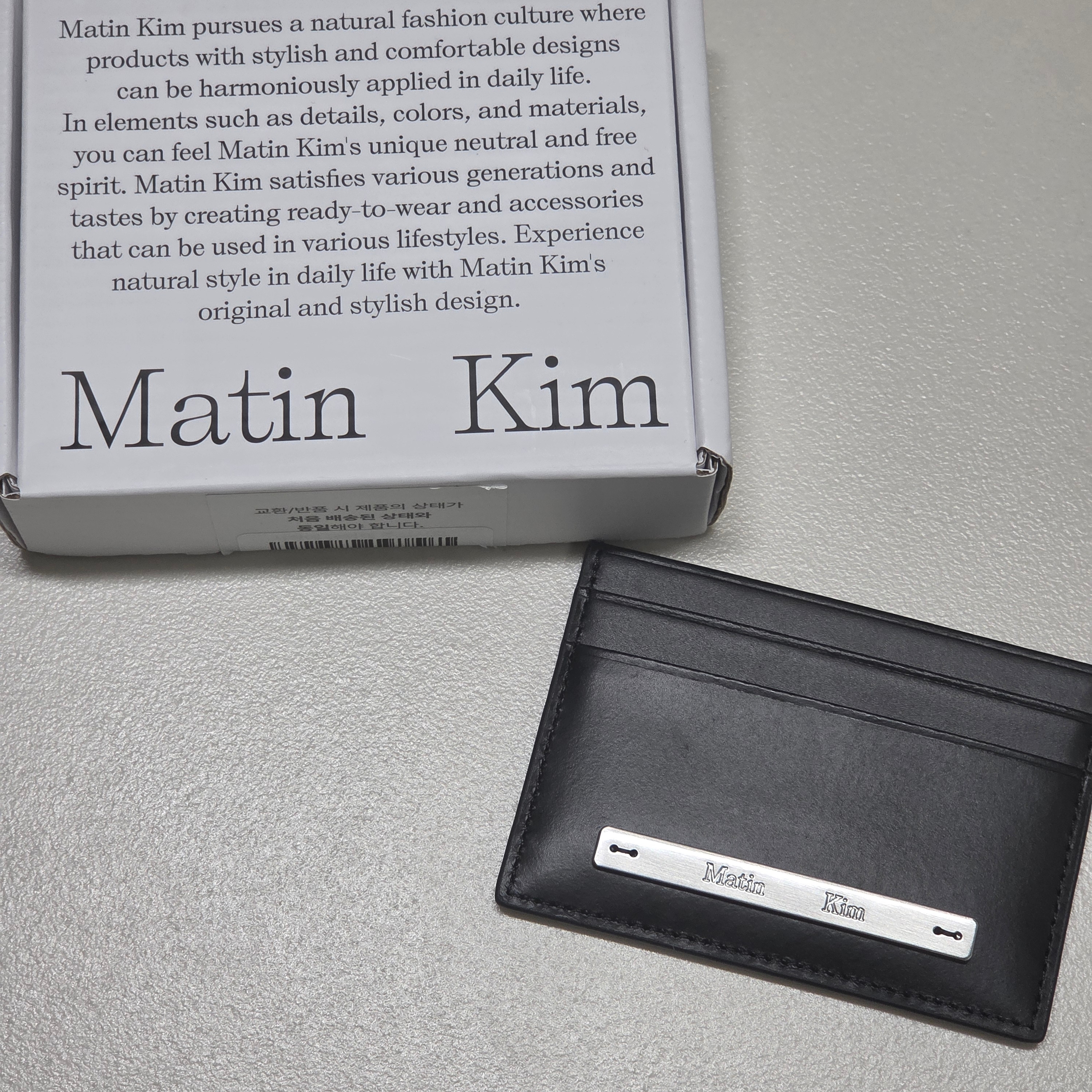 Matin Kim Vintage Card Wallet Black 착용 스타일