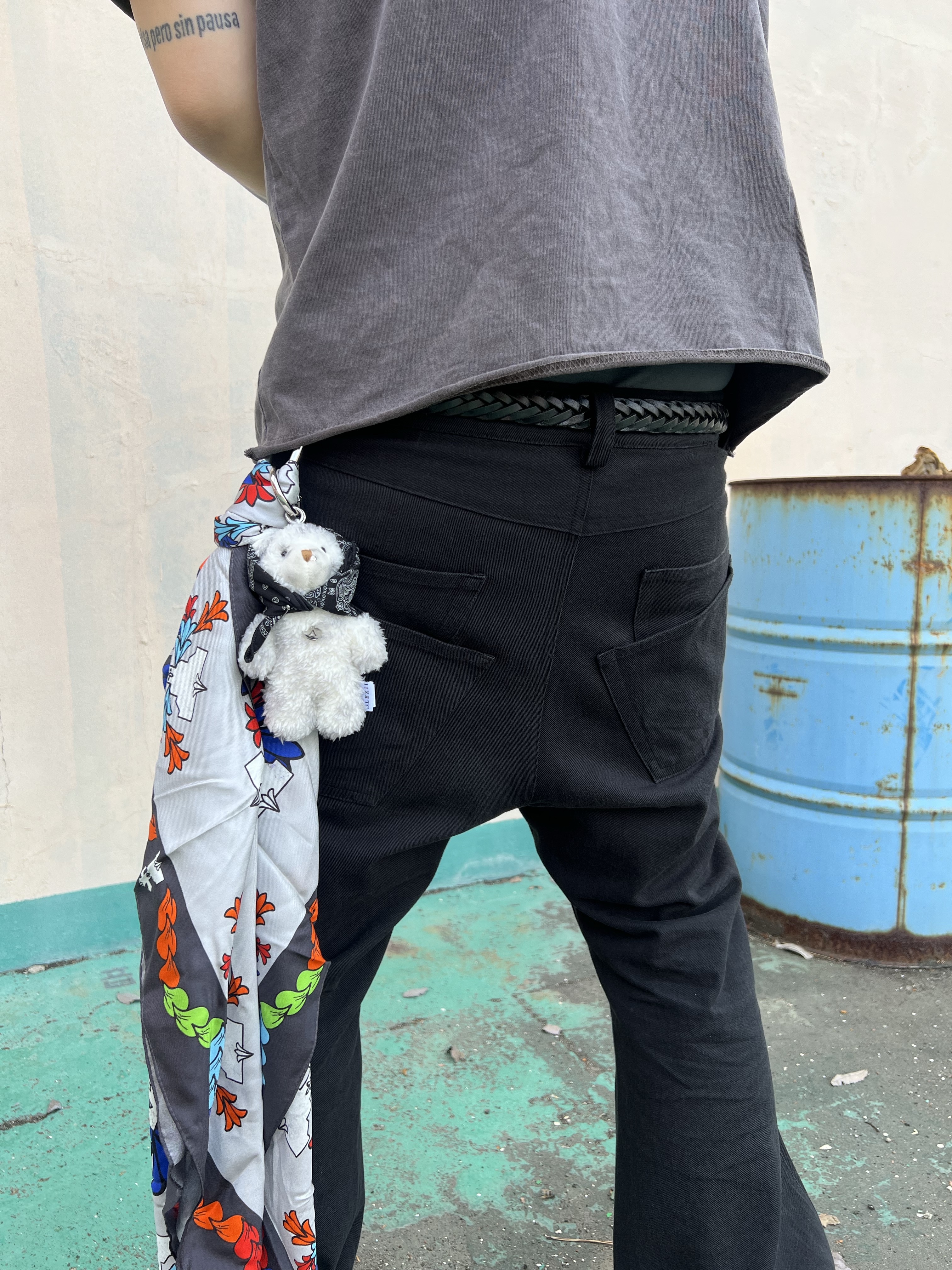 Nonnod Flared Pants Black, Awende Requiem Silk Scarf Multi 착용 스타일 - 2