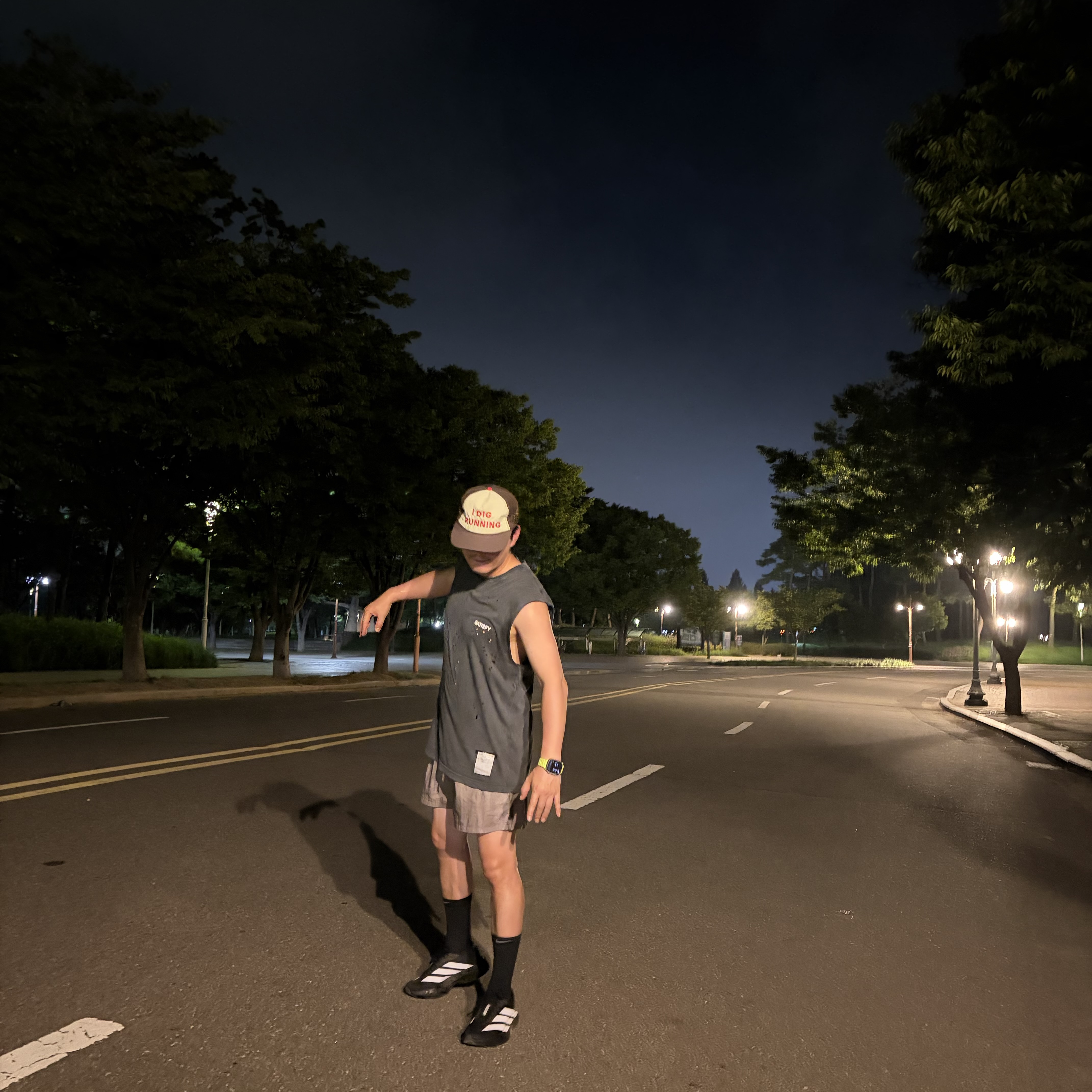 Alex Zono I Dig Running Trucker Hat OG Brown, Satisfy Mothtech Muscle T-Shirt Aged Black 착용 스타일