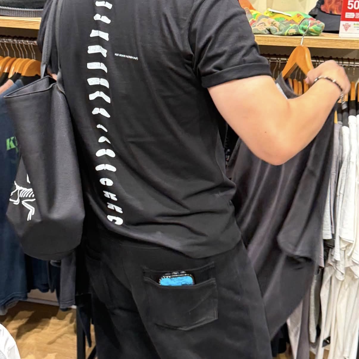 Arc'teryx Carrier 45 Gear Tote Black, Stussy Big Ol' Jean Denim Vintage Black 착용 스타일 - 4