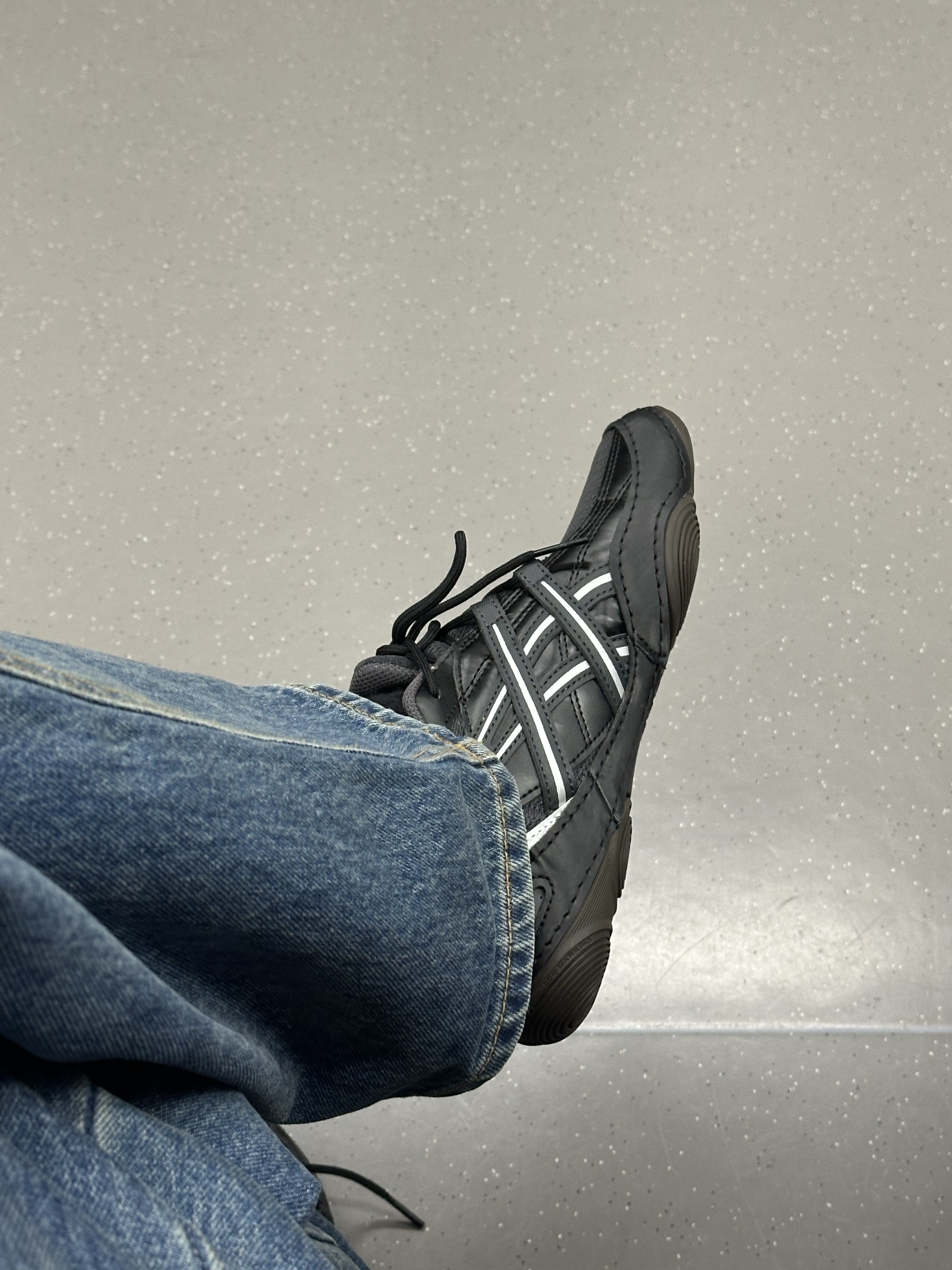 Asics Hypersync Graphite Grey Black 착용 스타일 - 2