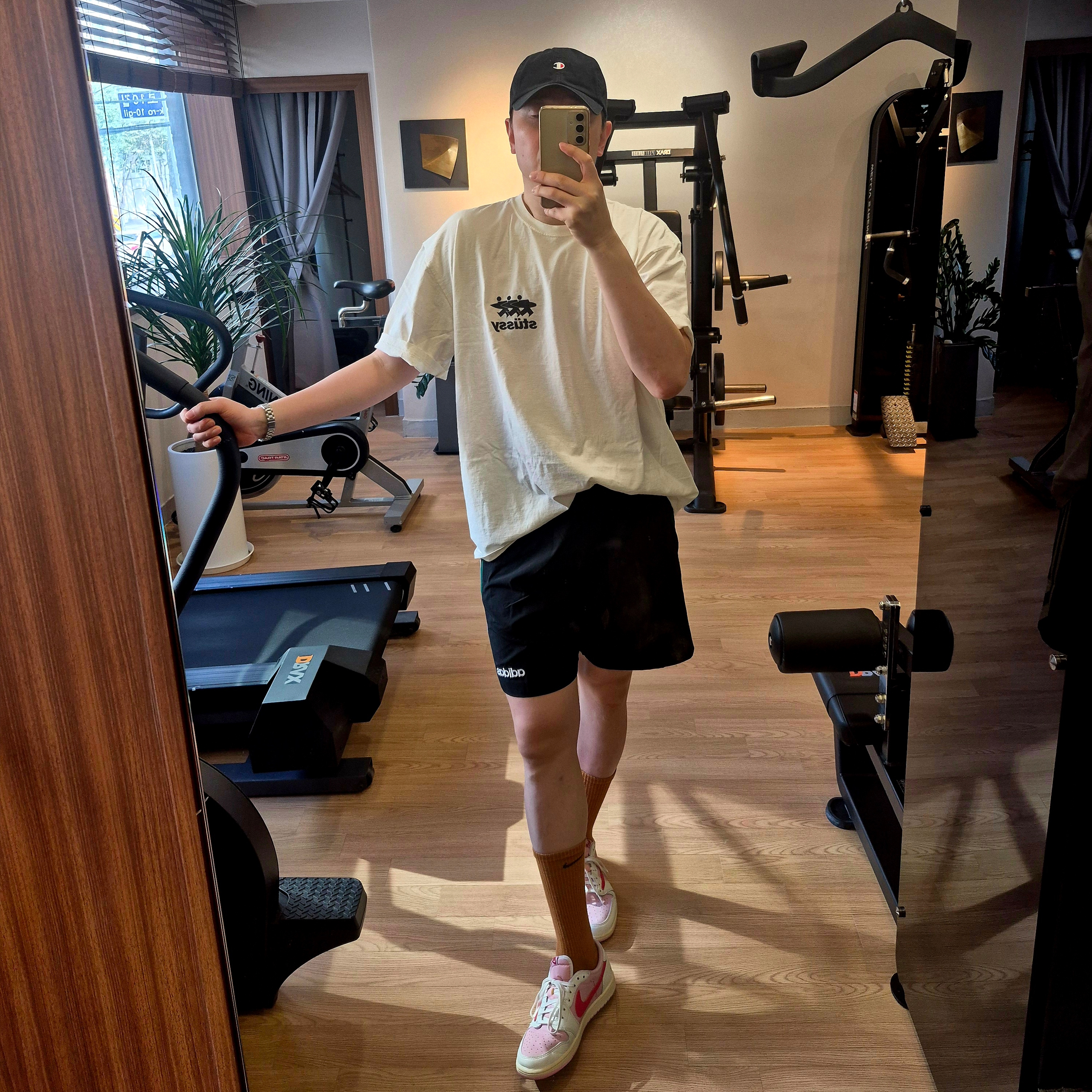 Stussy Surfwalk Pigment Dyed T-Shirt Natural, Jordan 1 x Travis Scott Retro Low OG SP Sail Tropical Pink 착용 스타일