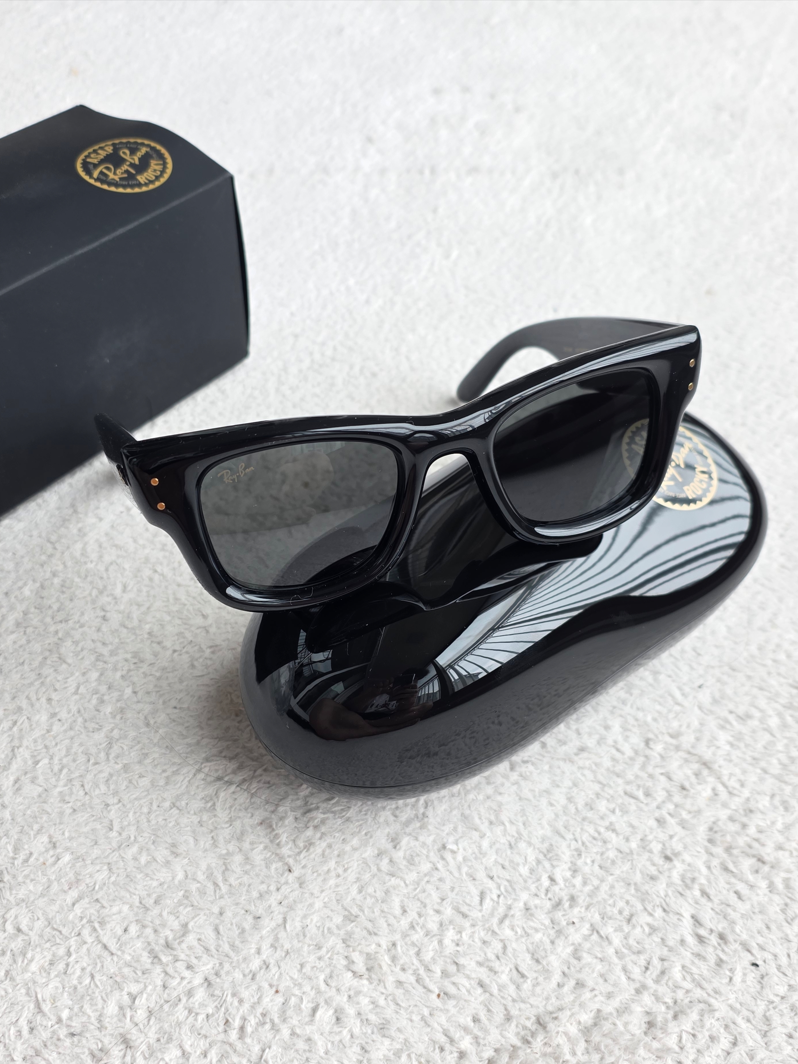 Ray-Ban x A$AP Rocky Wayfarer Puffer Polished Black Frame Ultra Black Lense High Bridge Fit 착용 스타일 - 1