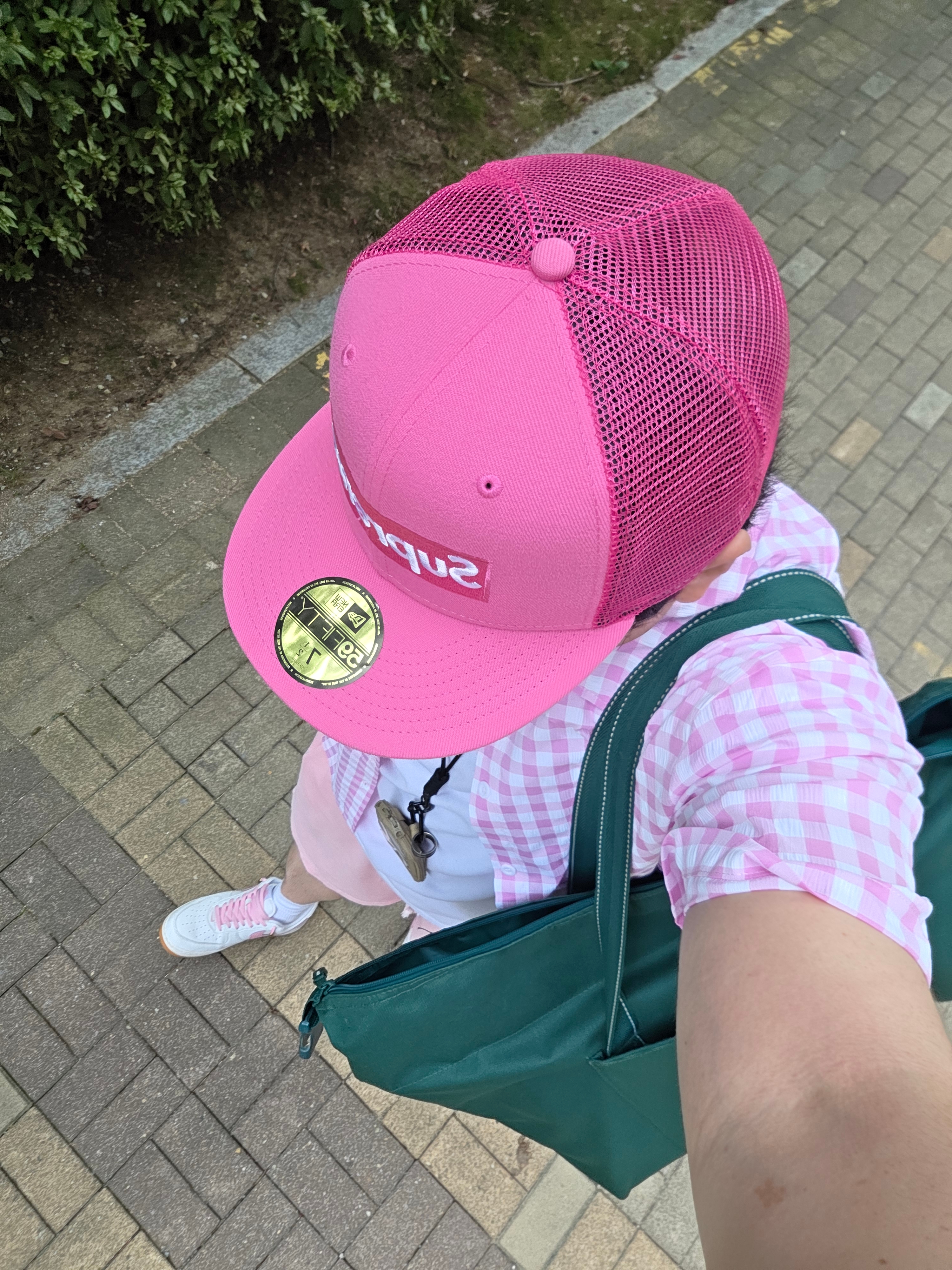 Supreme Box Logo Mesh Back New Era Pink - 22SS, Nike Air Force 1 Low Retro Color of the Month White Pink 착용 스타일 - 2
