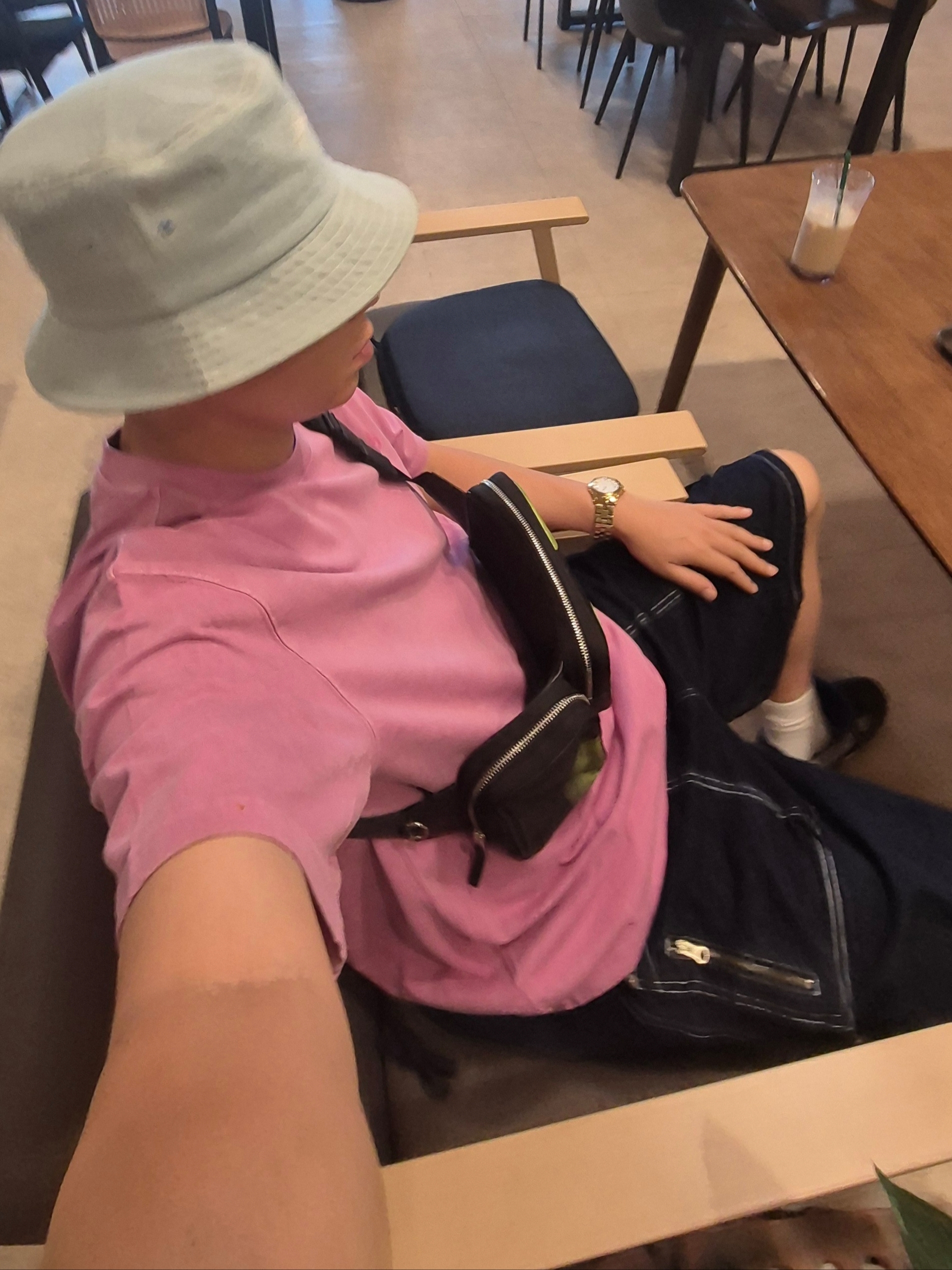 IAB Studio Pigment T-Shirt Magenta, Flavorism Carpenter Bermuda Denim Pants Indigo 착용 스타일 - 4