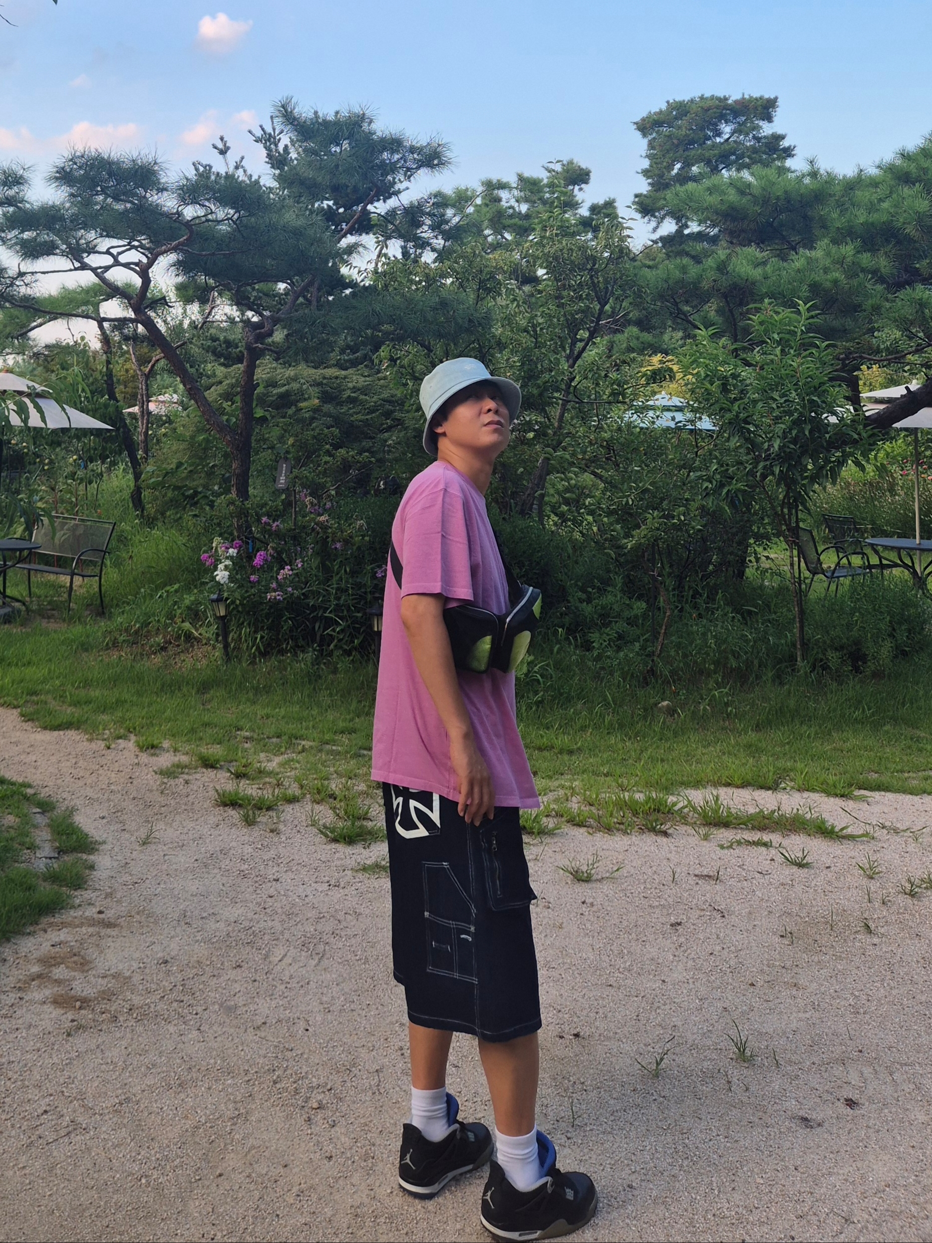IAB Studio Pigment T-Shirt Magenta, Flavorism Carpenter Bermuda Denim Pants Indigo 착용 스타일 - 2