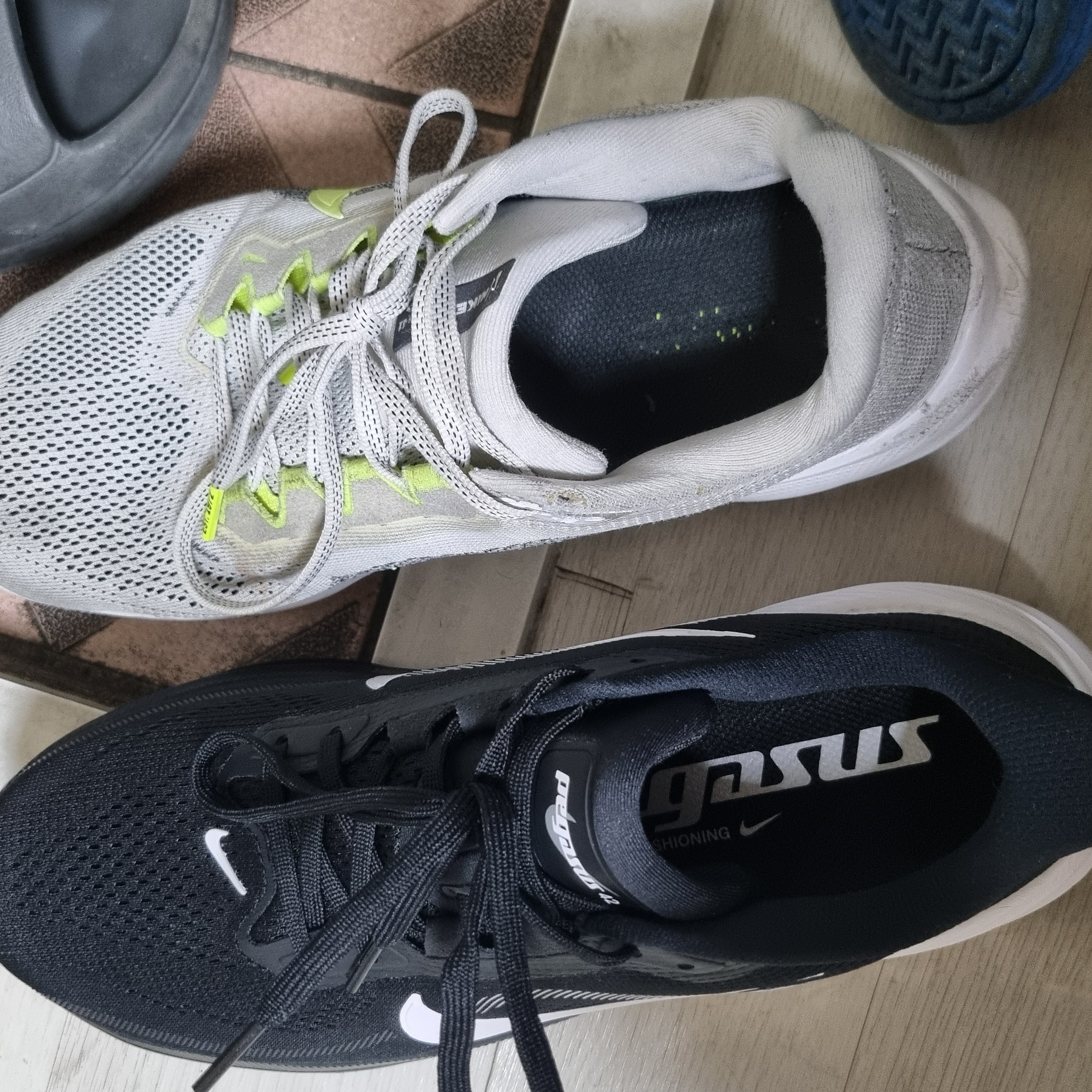 Nike Air Zoom Pegasus 42 Black Photon Dust, Nike Air Zoom Pegasus 41 White Black Volt 착용 스타일