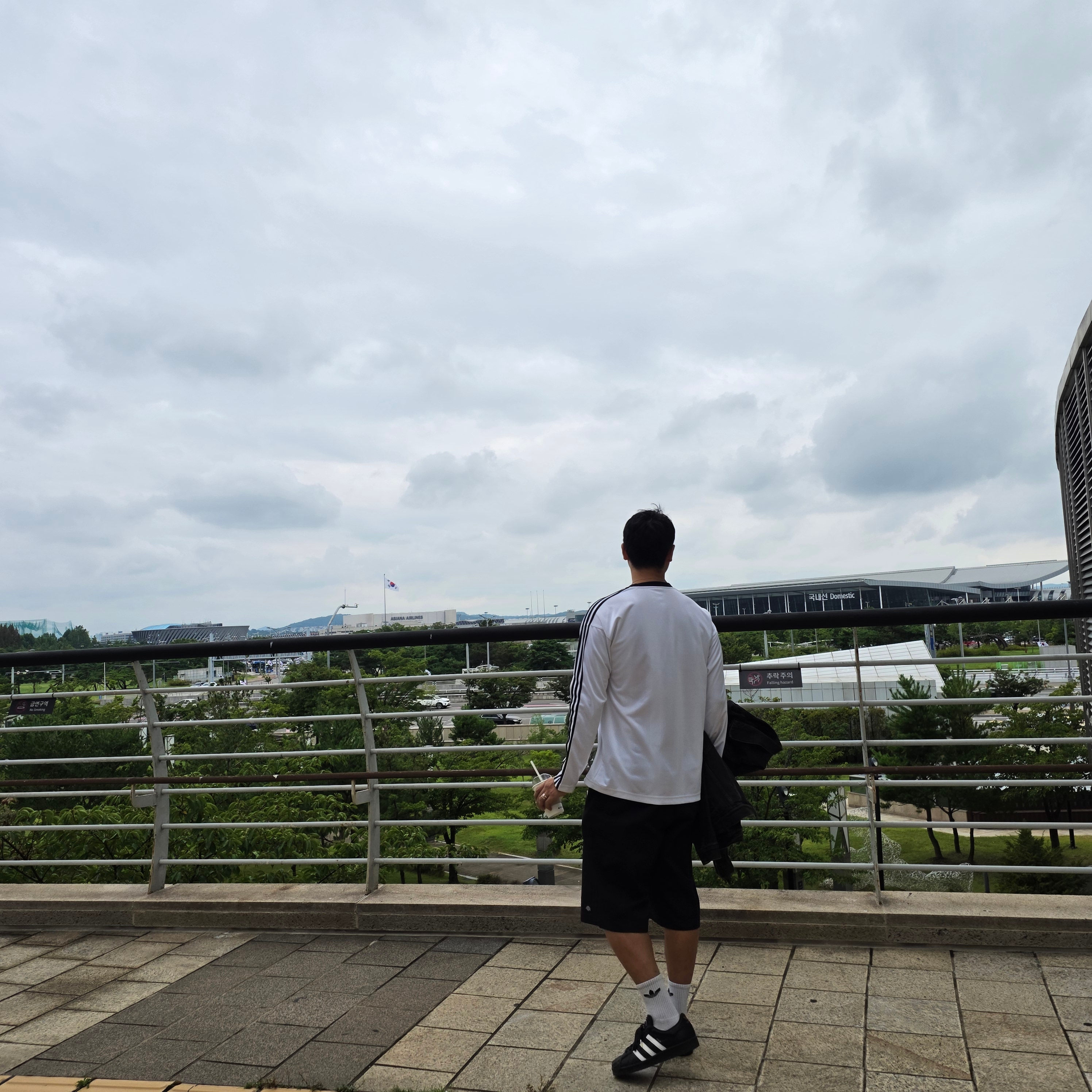 Levi's x Jordan Type III Trucker Black, Dickies Loose Fit 13 Inch Flat Front Work Shorts Black 착용 스타일 - 6