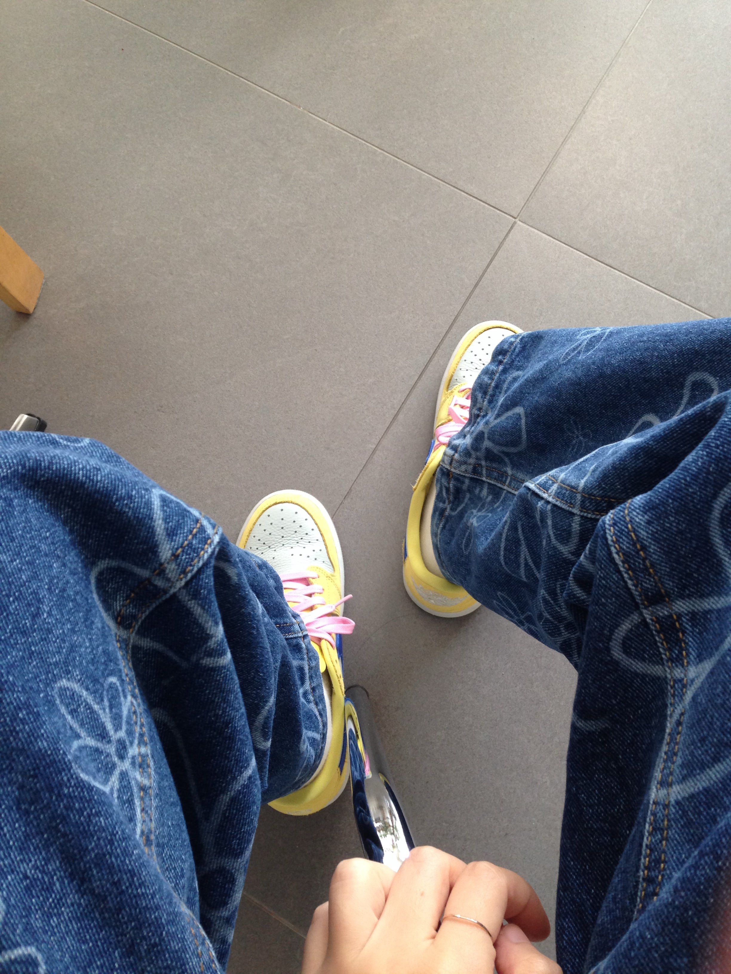 (W) Jordan 1 x Travis Scott Retro Low OG SP Canary, Cav Empt MD a2d T-Shirt White - 26SS 착용 스타일 - 1