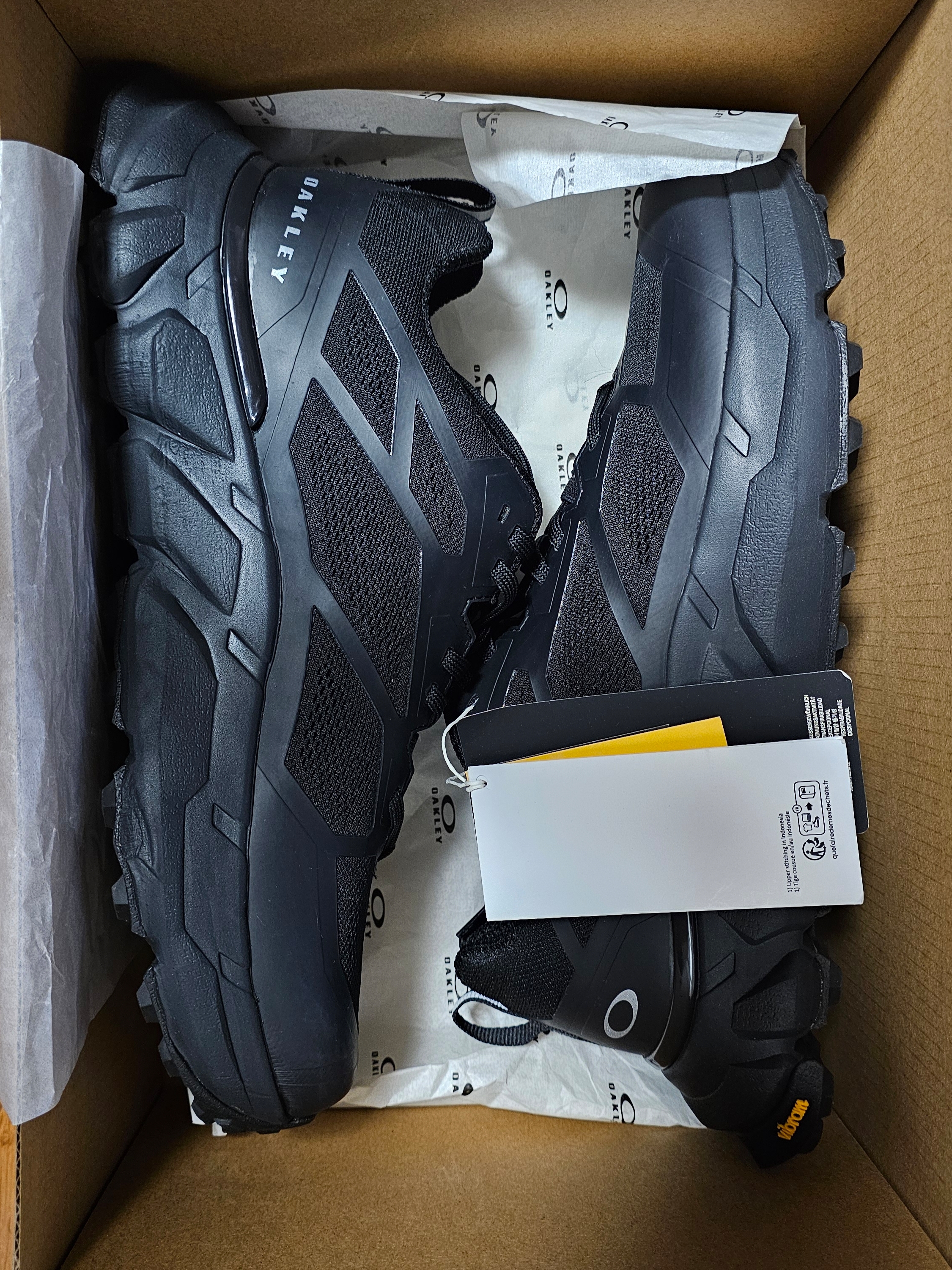 Oakley Light Breathe Triple Black 착용 스타일