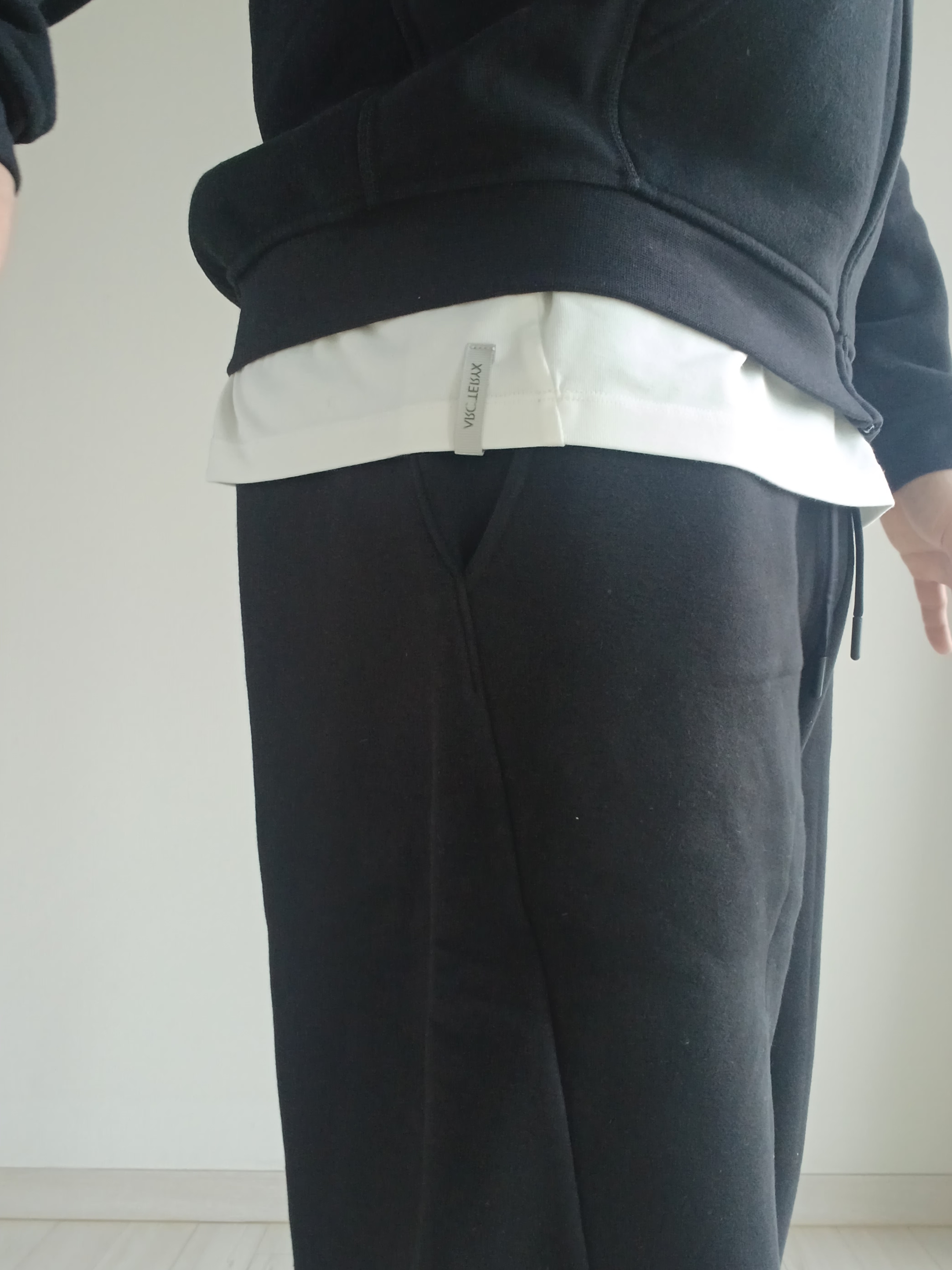 Arc'teryx Emblem Fleece Full-Zip Hoody Black, Arc'teryx Emblem Fleece Jogger Pants Black 착용 스타일 - 4