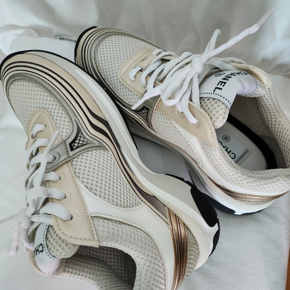 (W) Chanel Sneakers Fabric Laminated & Ivory White Silver 착용 스타일 - 1