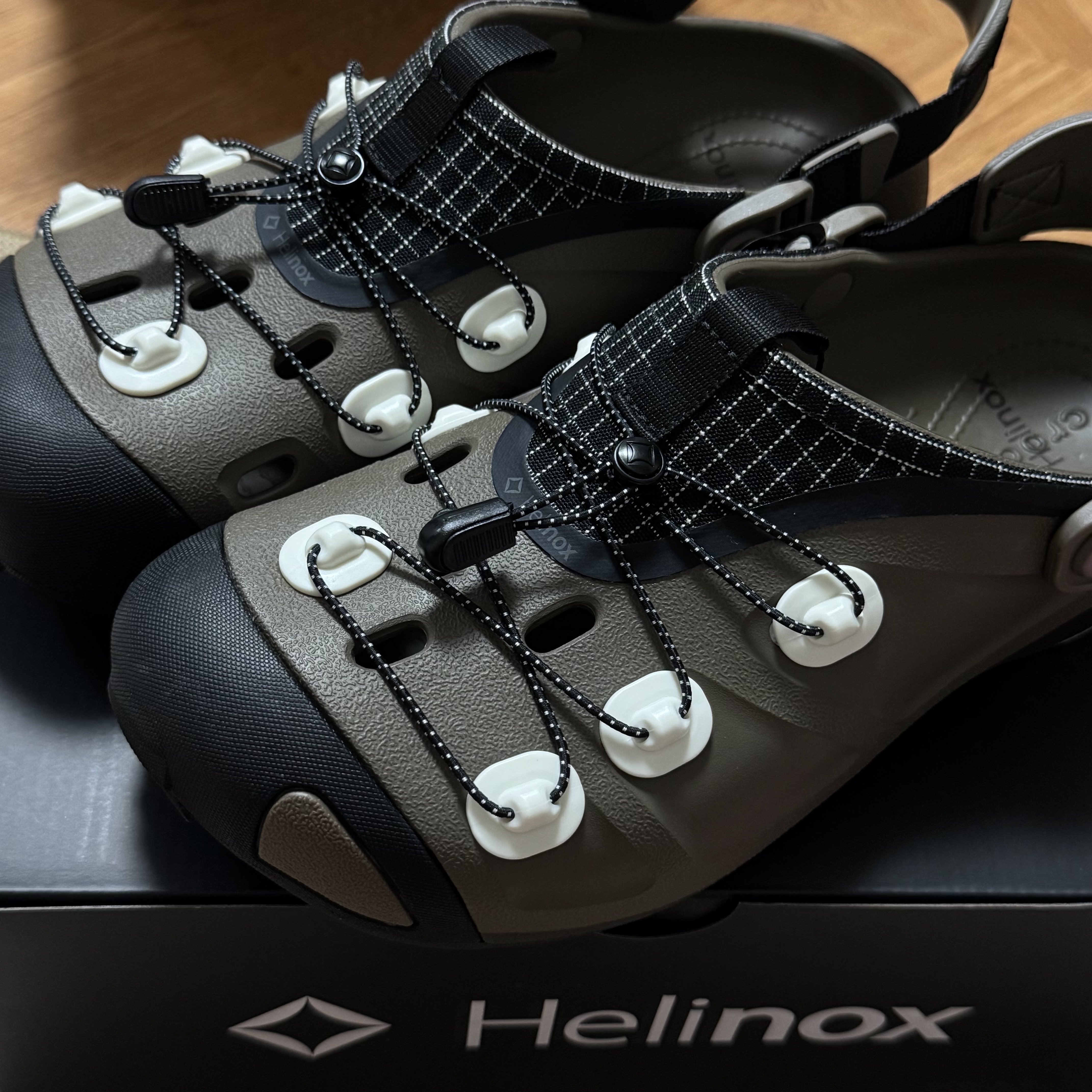 Crocs x Helinox Quick Trail Clog Walnut 착용 스타일 - 1