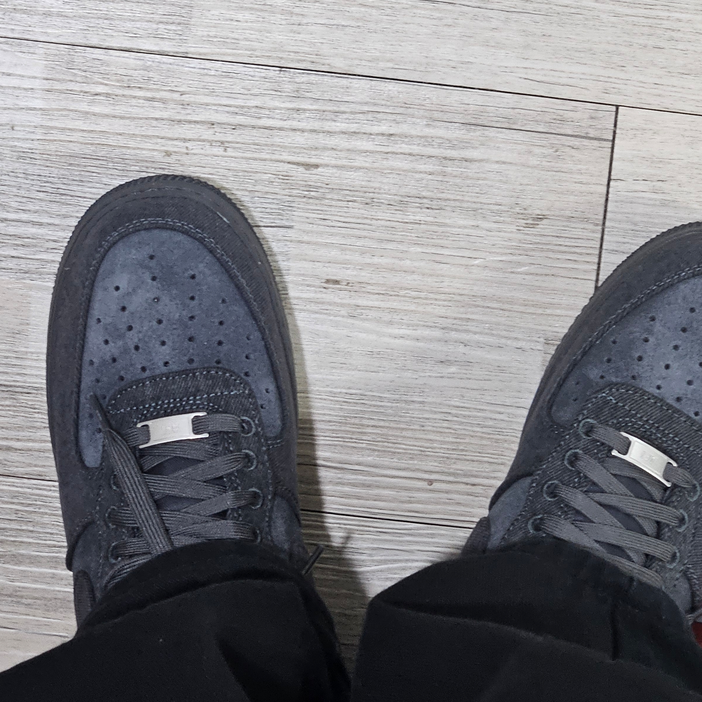 Nike Air Force 1 '07 LV8 Denim Anthracite Medium Ash 착용 스타일 - 3