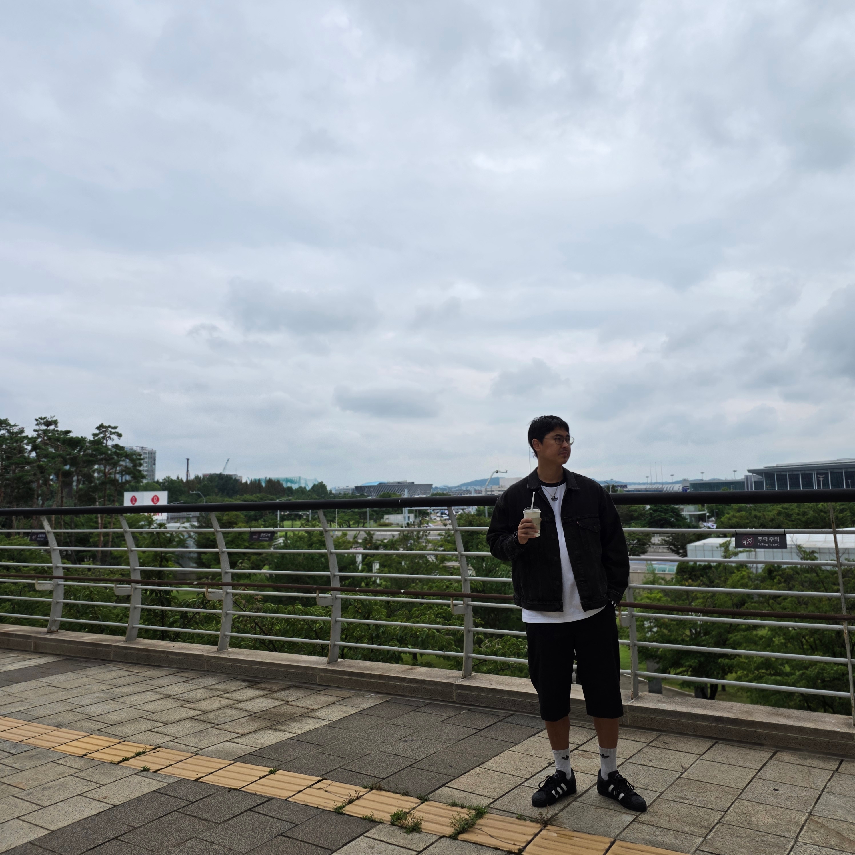 Levi's x Jordan Type III Trucker Black, Dickies Loose Fit 13 Inch Flat Front Work Shorts Black 착용 스타일 - 2