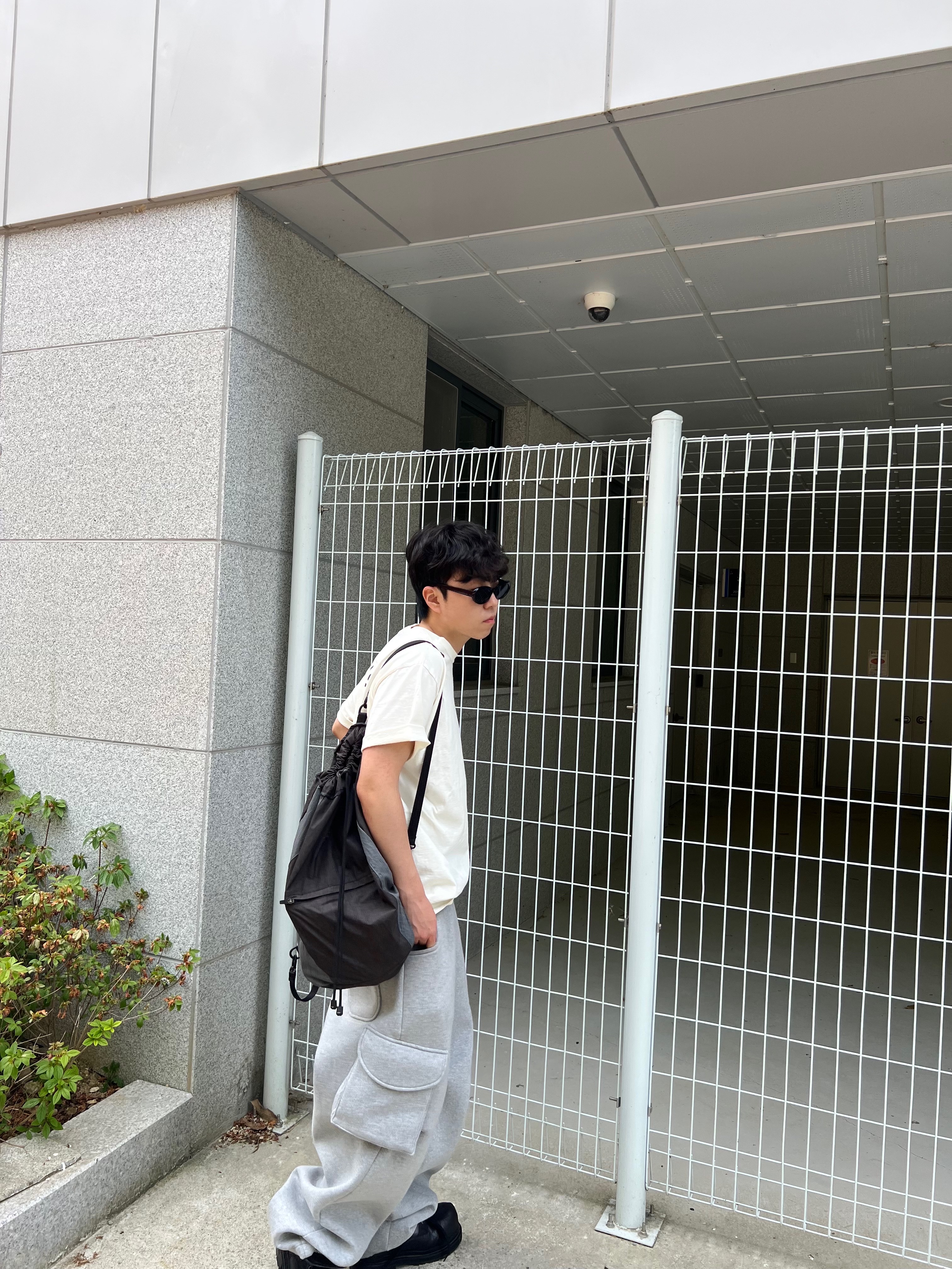 MJD X KOIN SEOUL Wide Cargo Sweat Pants, Stussy Basic Stussy T-Shirt White 착용 스타일 - 1