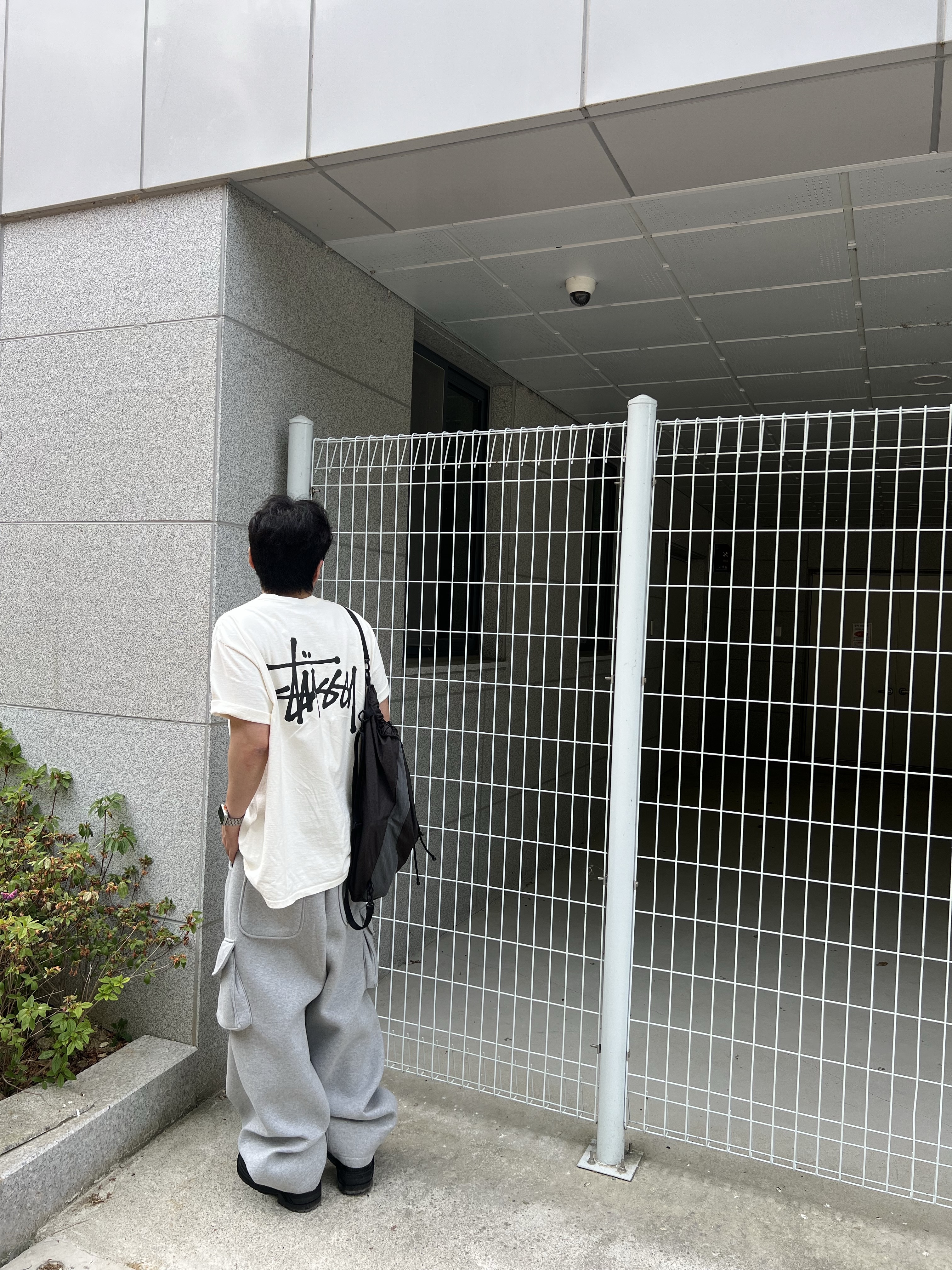 MJD X KOIN SEOUL Wide Cargo Sweat Pants, Stussy Basic Stussy T-Shirt White 착용 스타일 - 2