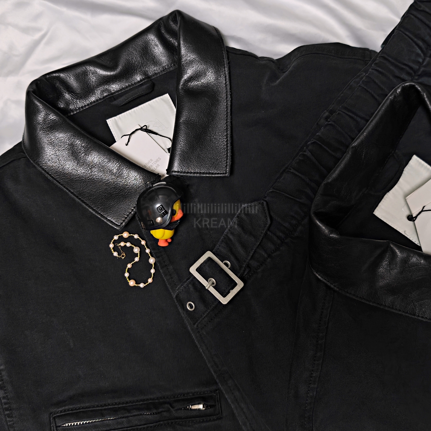 Zara Denim Jacket with Contrast Collar Black 착용 스타일