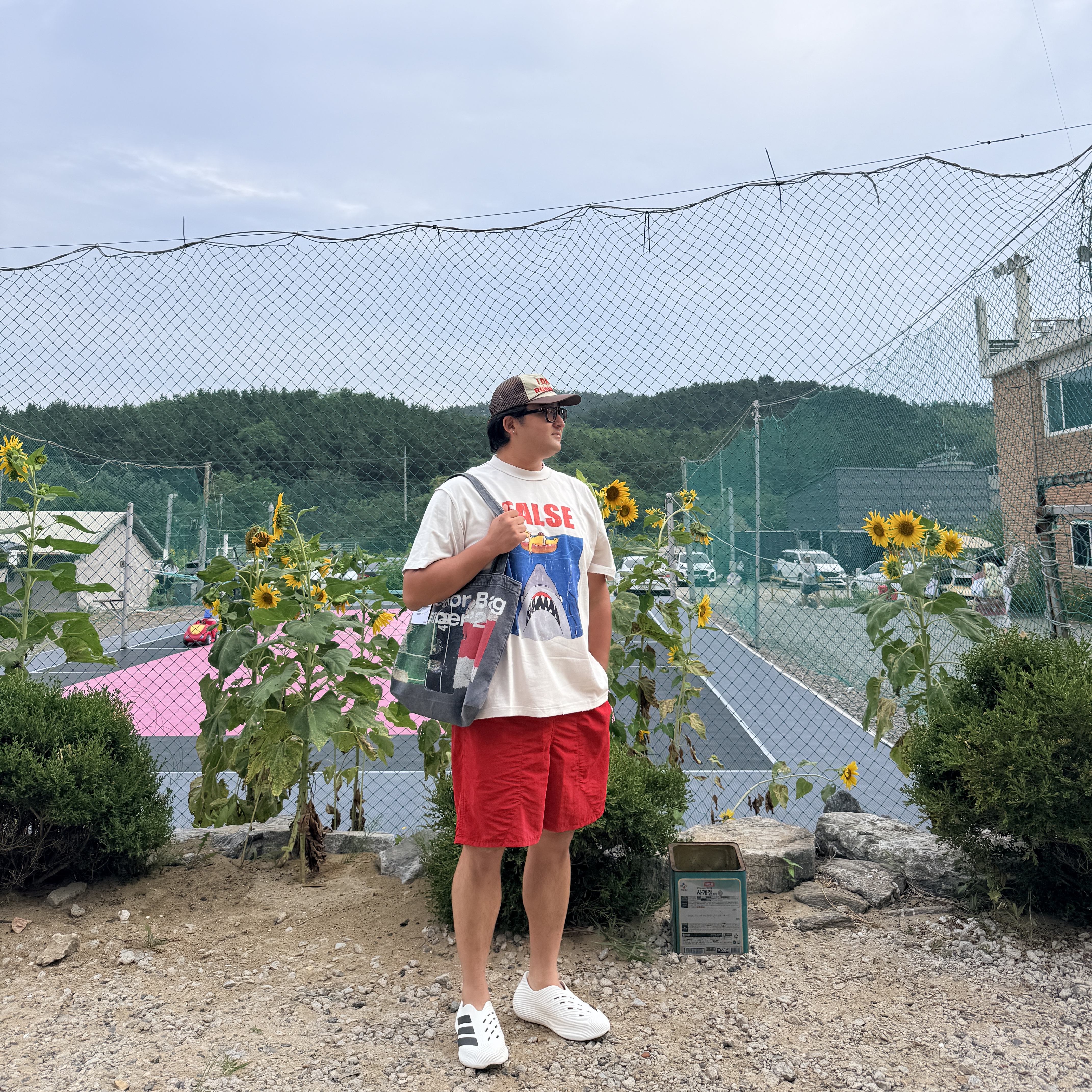 Alex Zono I Dig Running Trucker Hat OG Brown, Patagonia Baggies Shorts 5 Inch Touring Red 착용 스타일 - 2