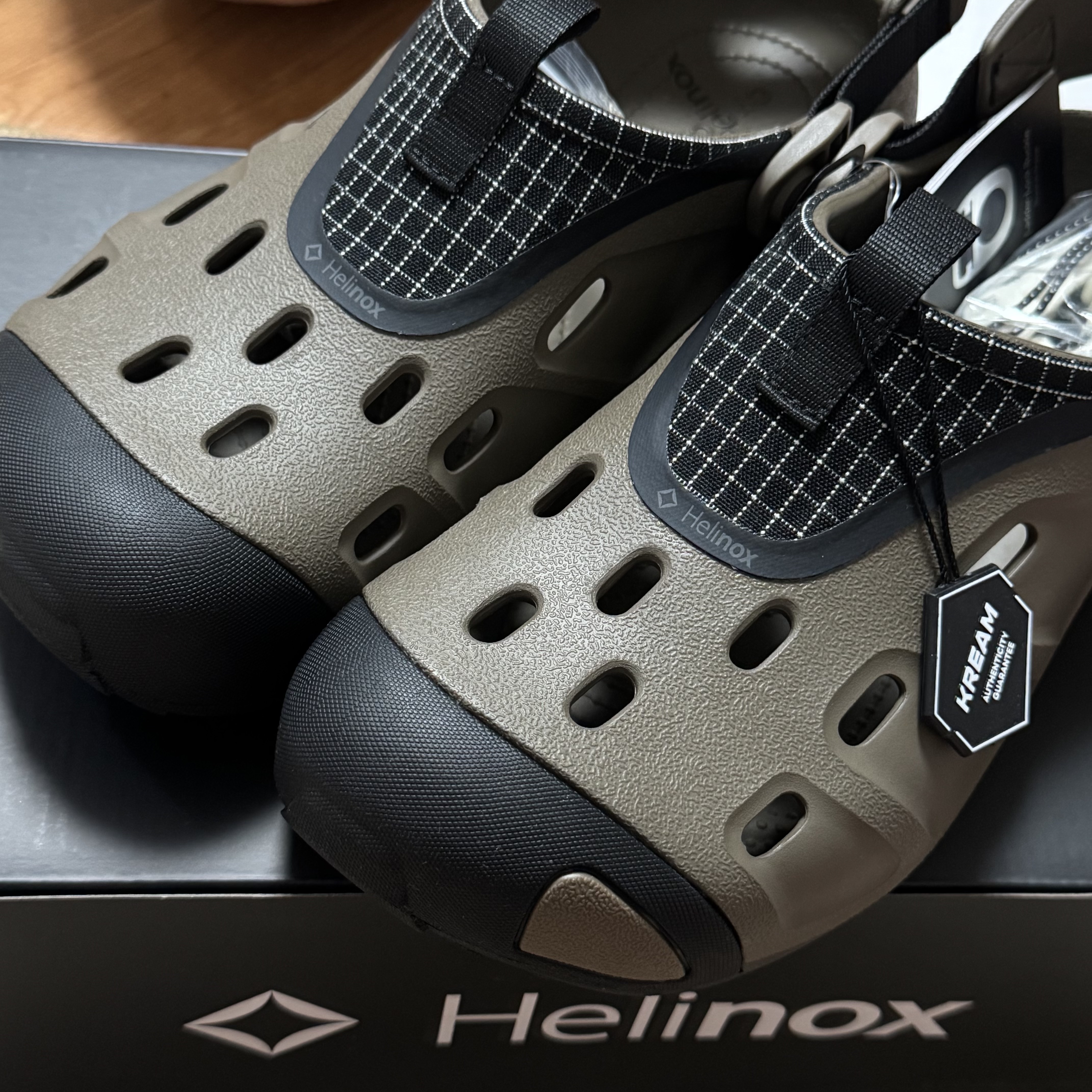 Crocs x Helinox Quick Trail Clog Walnut 착용 스타일 - 2
