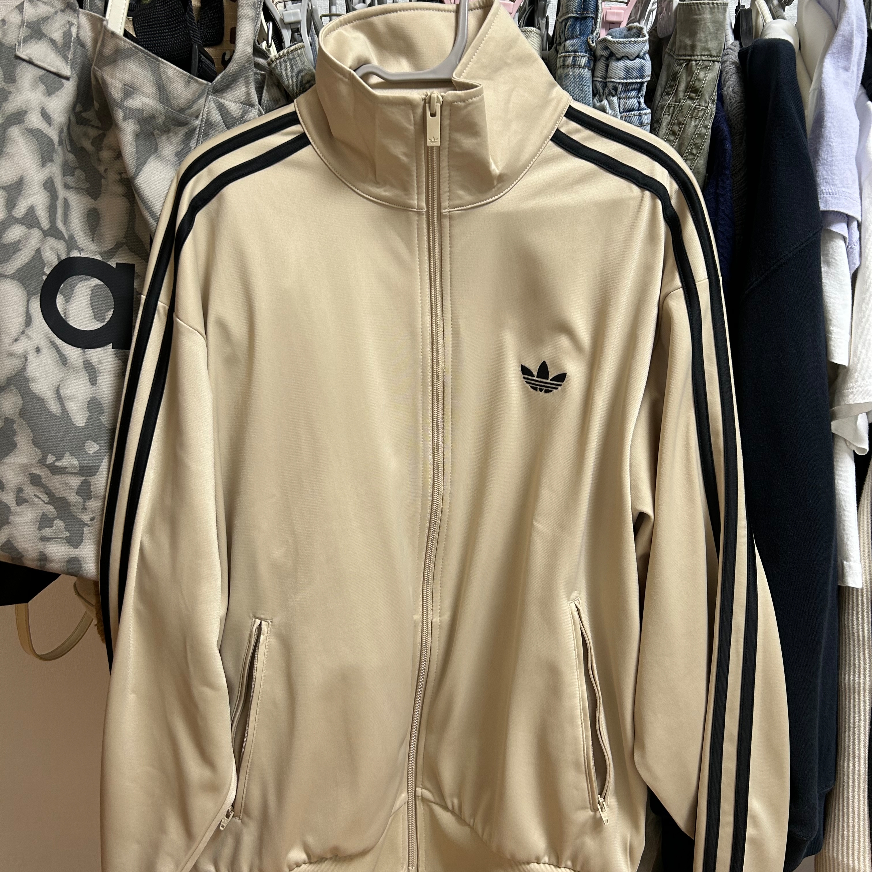 Adidas Firebird Track Top Stone Khaki - KR Sizing, Alo Yoga Iconic Shopper Tote Bag Grey Tiedye 착용 스타일 - 2