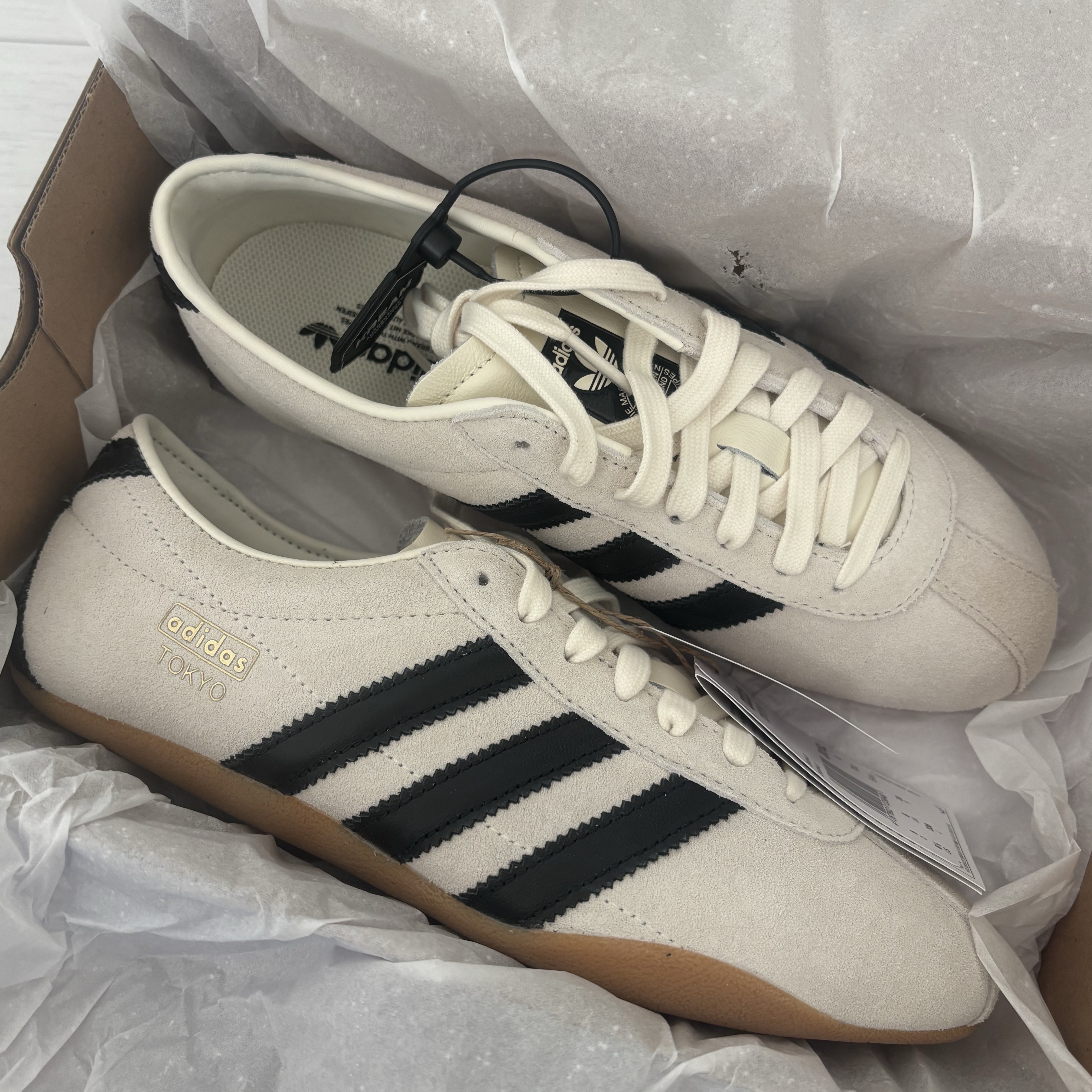 (W) Adidas Tokyo Off White Core Black 착용 스타일 - 1