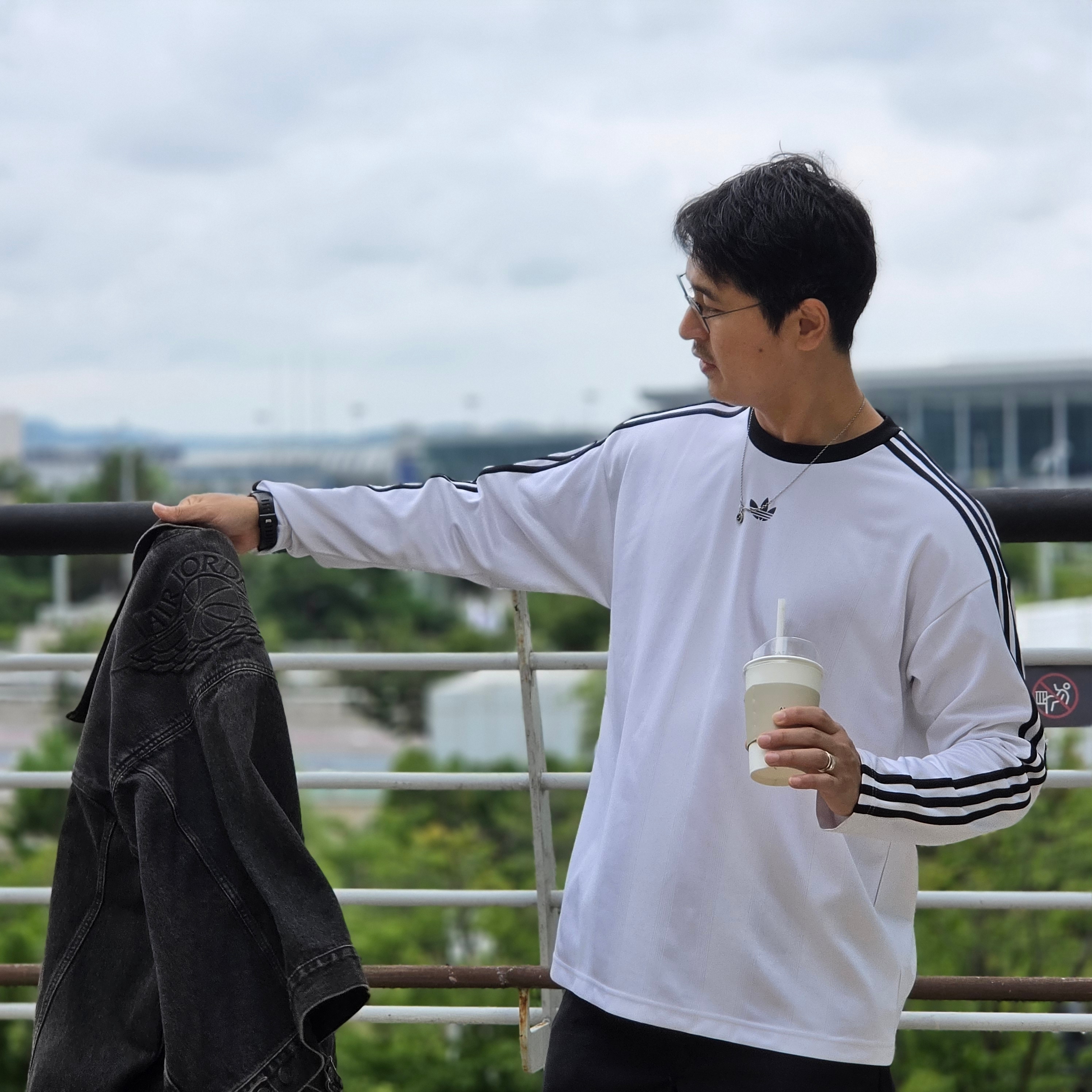 Levi's x Jordan Type III Trucker Black, Dickies Loose Fit 13 Inch Flat Front Work Shorts Black 착용 스타일 - 4