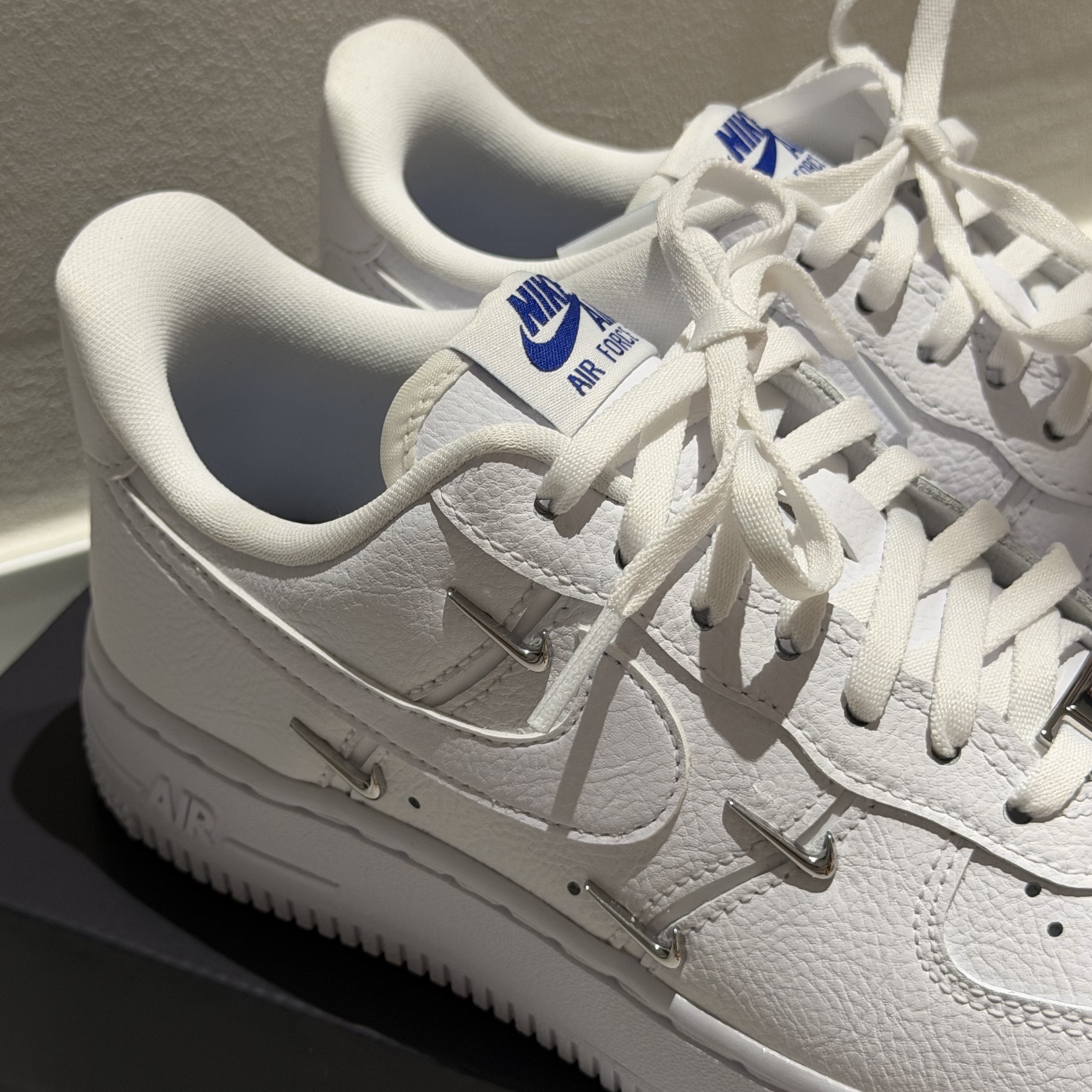 (W) Nike Air Force 1 Low '07 LX Chrome Luxe 착용 스타일 - 2
