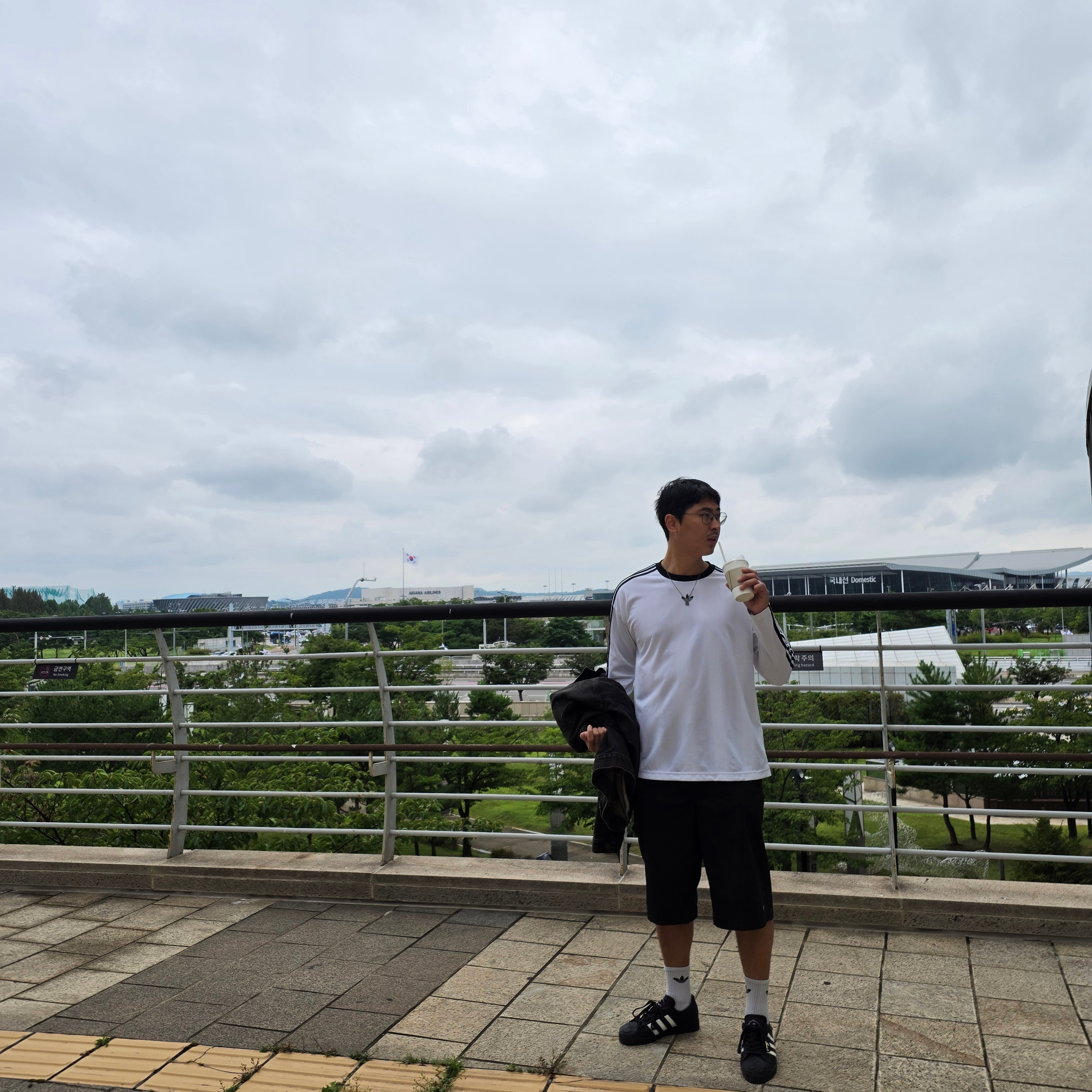 Levi's x Jordan Type III Trucker Black, Dickies Loose Fit 13 Inch Flat Front Work Shorts Black 착용 스타일 - 5