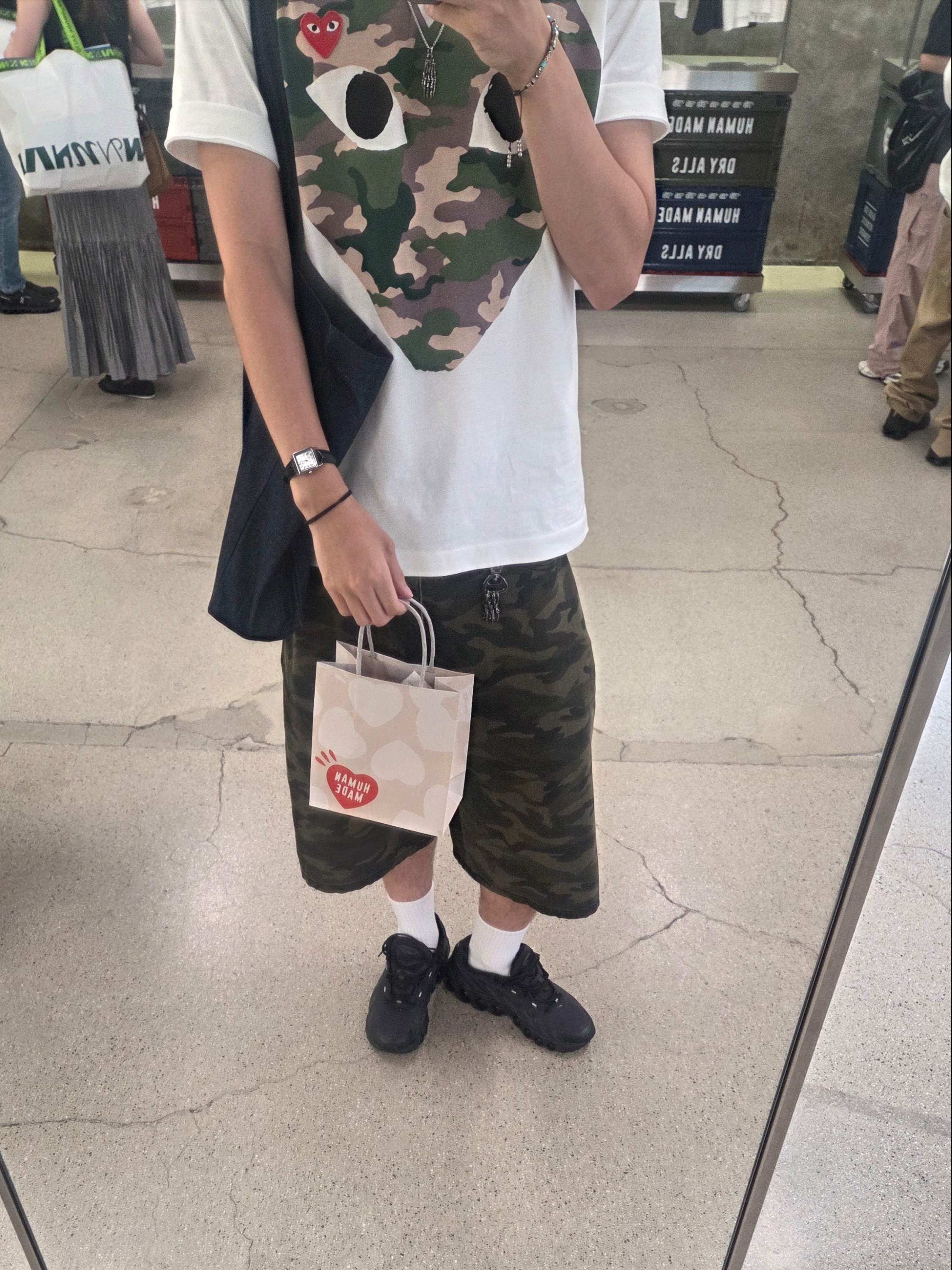 Play Comme des Garcons Camouflage Heart T-Shirt White, Casio LTP-V007L-7B1 착용 스타일 - 2