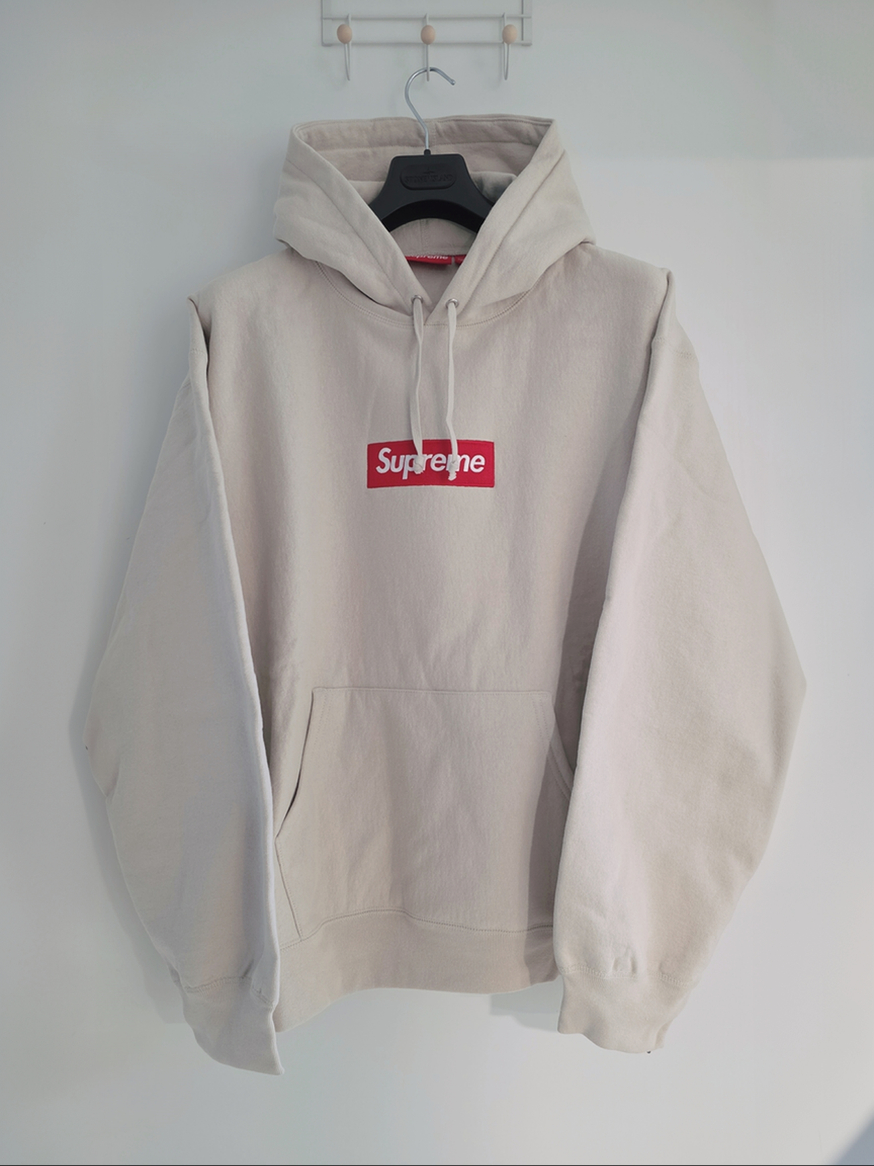 Supreme Box Logo Hooded Sweatshirt Stone - 24FW 착용 스타일