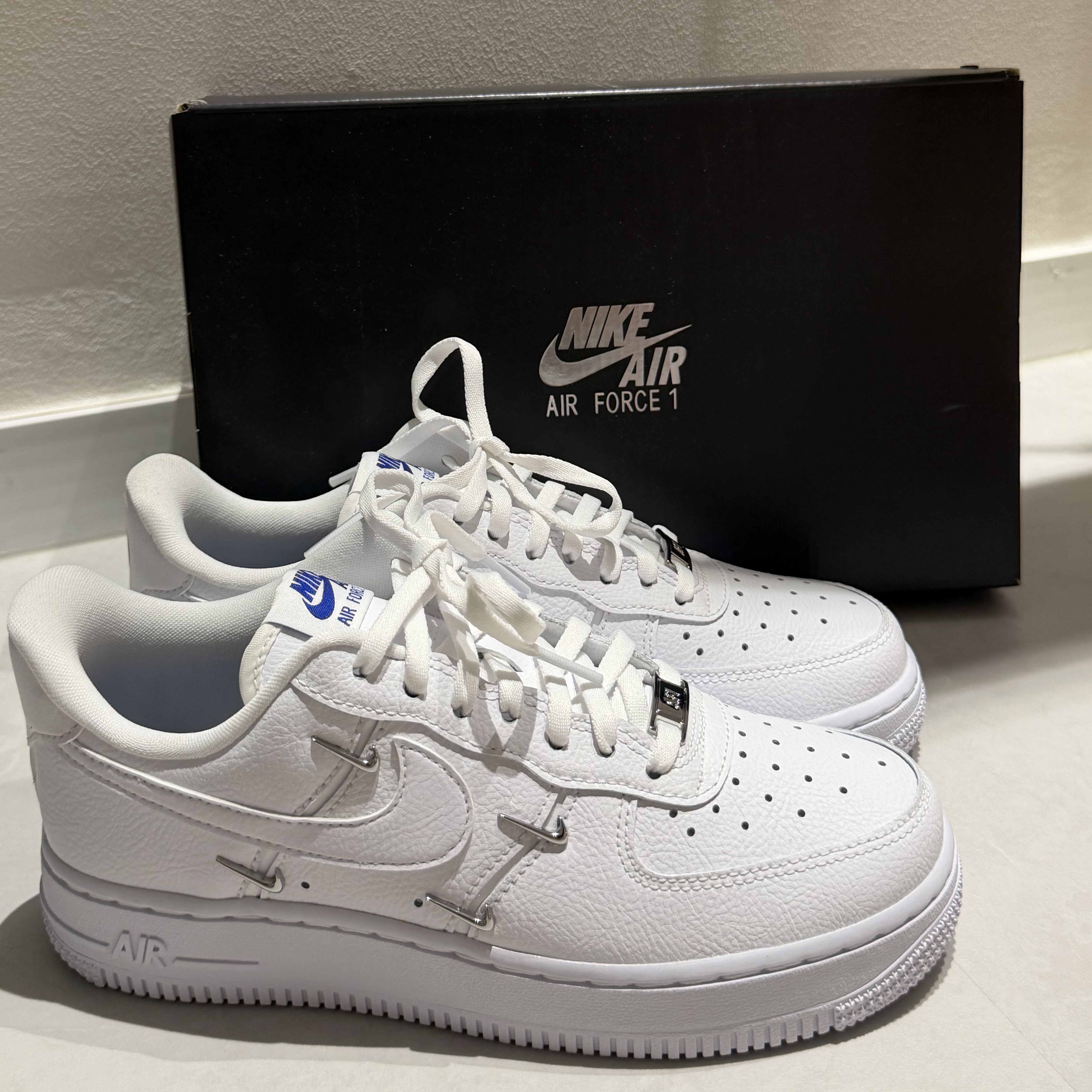 (W) Nike Air Force 1 Low '07 LX Chrome Luxe 착용 스타일 - 1