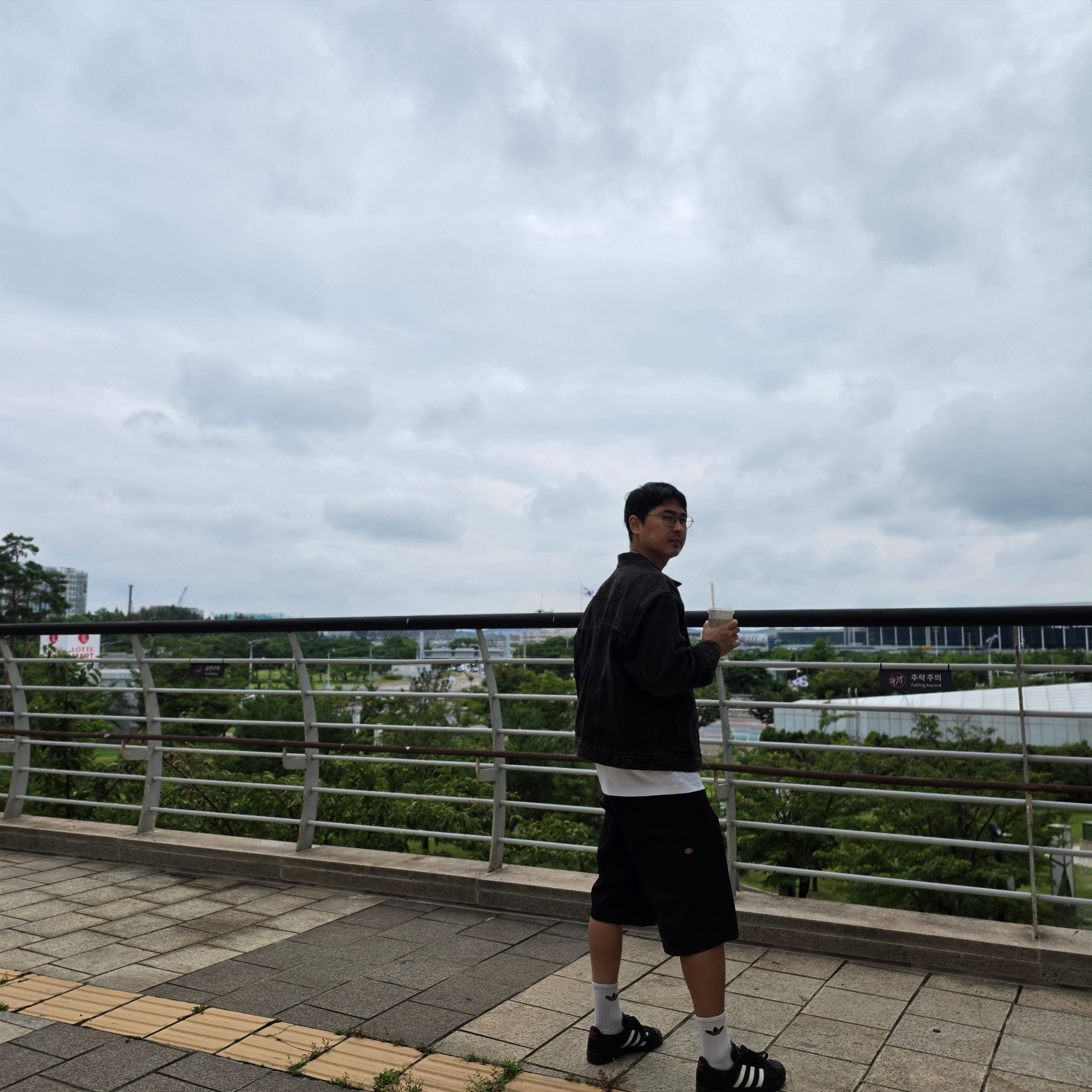Levi's x Jordan Type III Trucker Black, Dickies Loose Fit 13 Inch Flat Front Work Shorts Black 착용 스타일 - 1