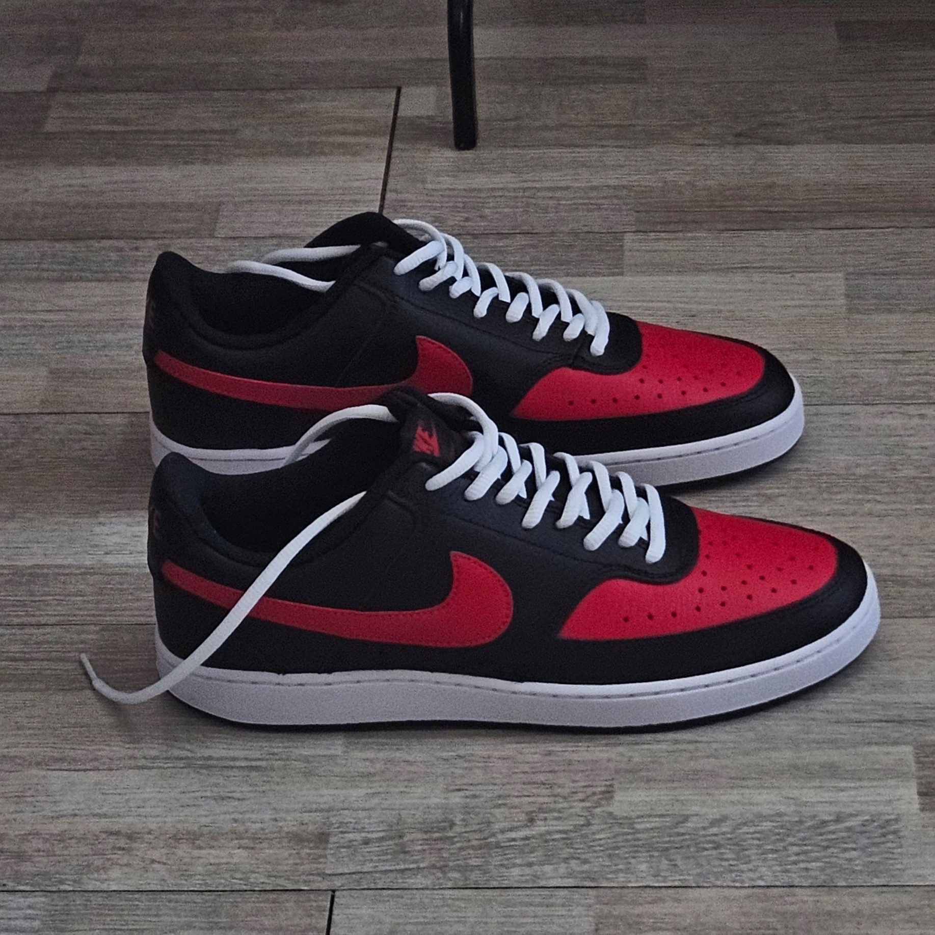 Nike Court Vision Low Black University Red 착용 스타일 - 2