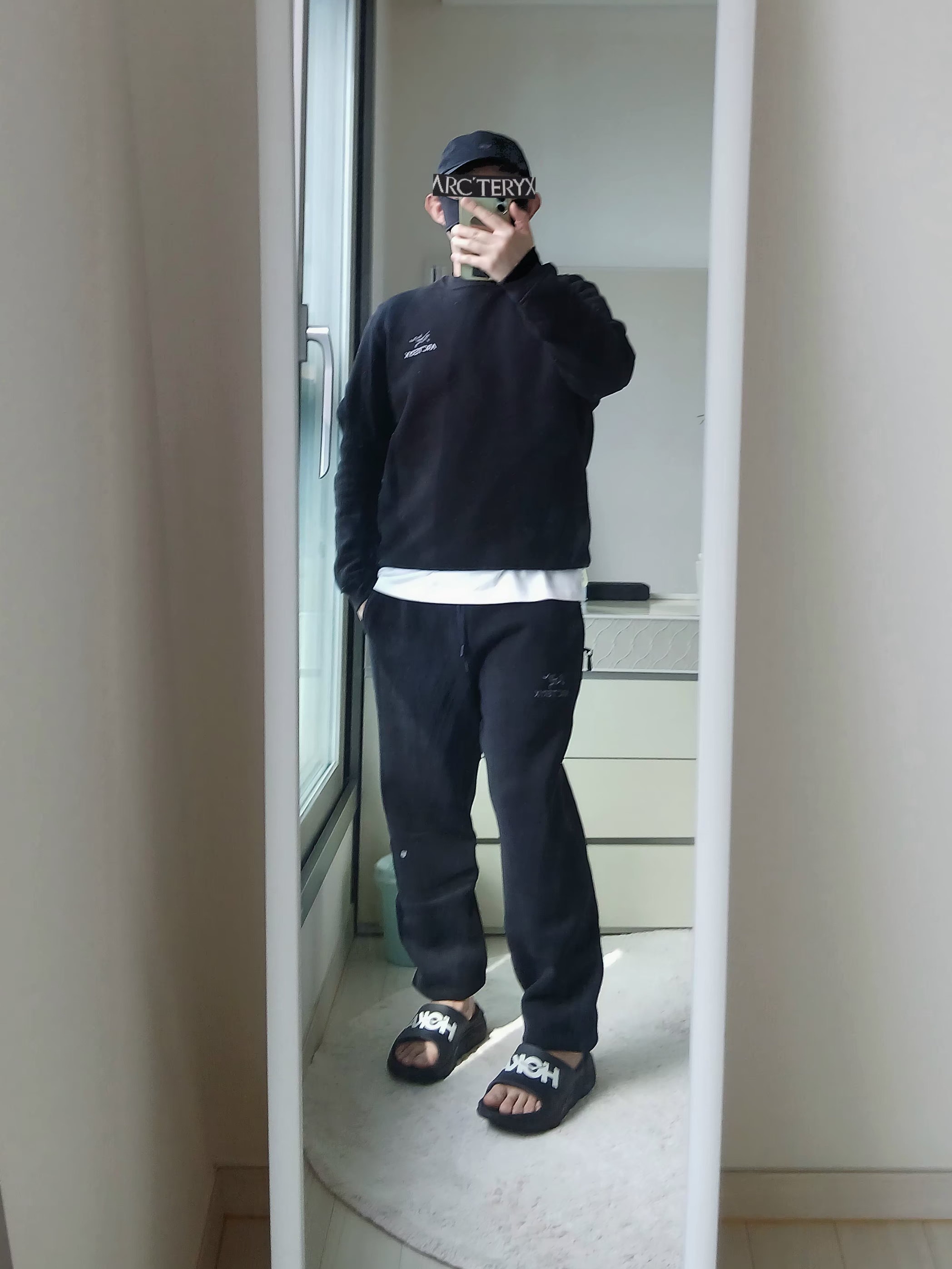 Arc'teryx Emblem Fleece Crew Neck Pullover Black, Arc'teryx Emblem Fleece Jogger Pants Black 착용 스타일 - 4