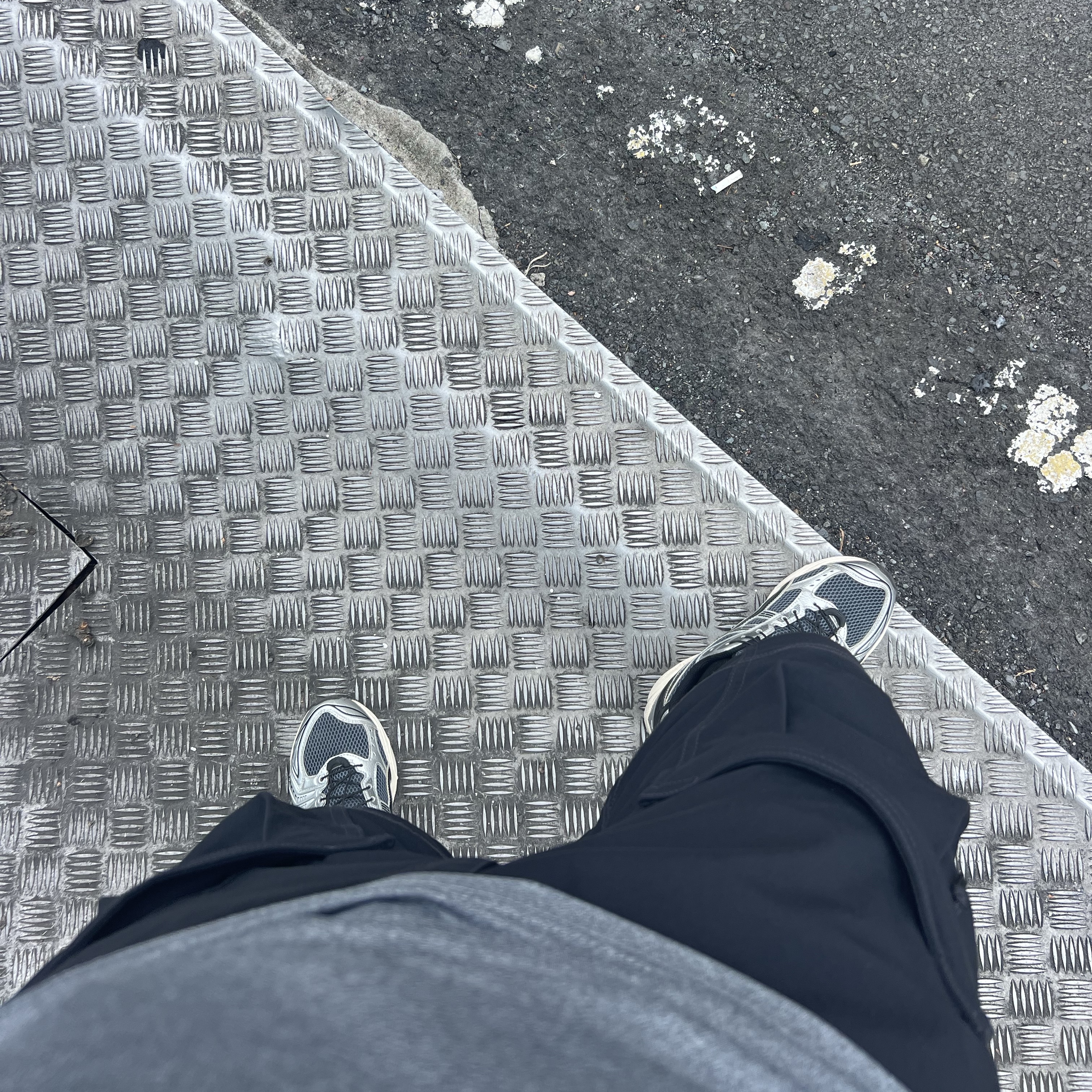 Asics Unlimited Gel-Kayano 14 Carrier Grey Black, Nike ACG Smith Summit Cargo Pants Black - Asia 착용 스타일 - 1