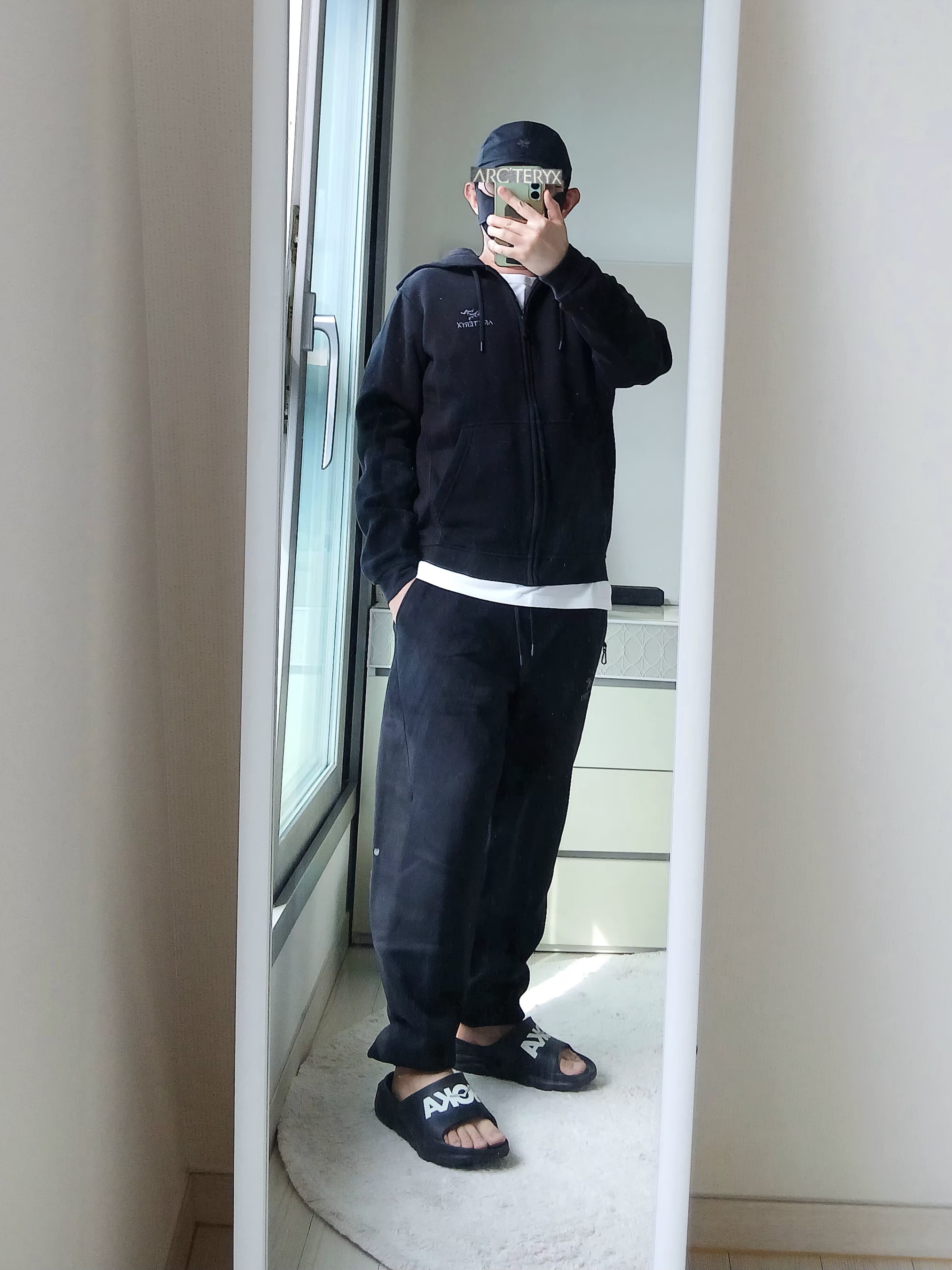 Arc'teryx Emblem Fleece Full-Zip Hoody Black, Arc'teryx Emblem Fleece Jogger Pants Black 착용 스타일 - 5