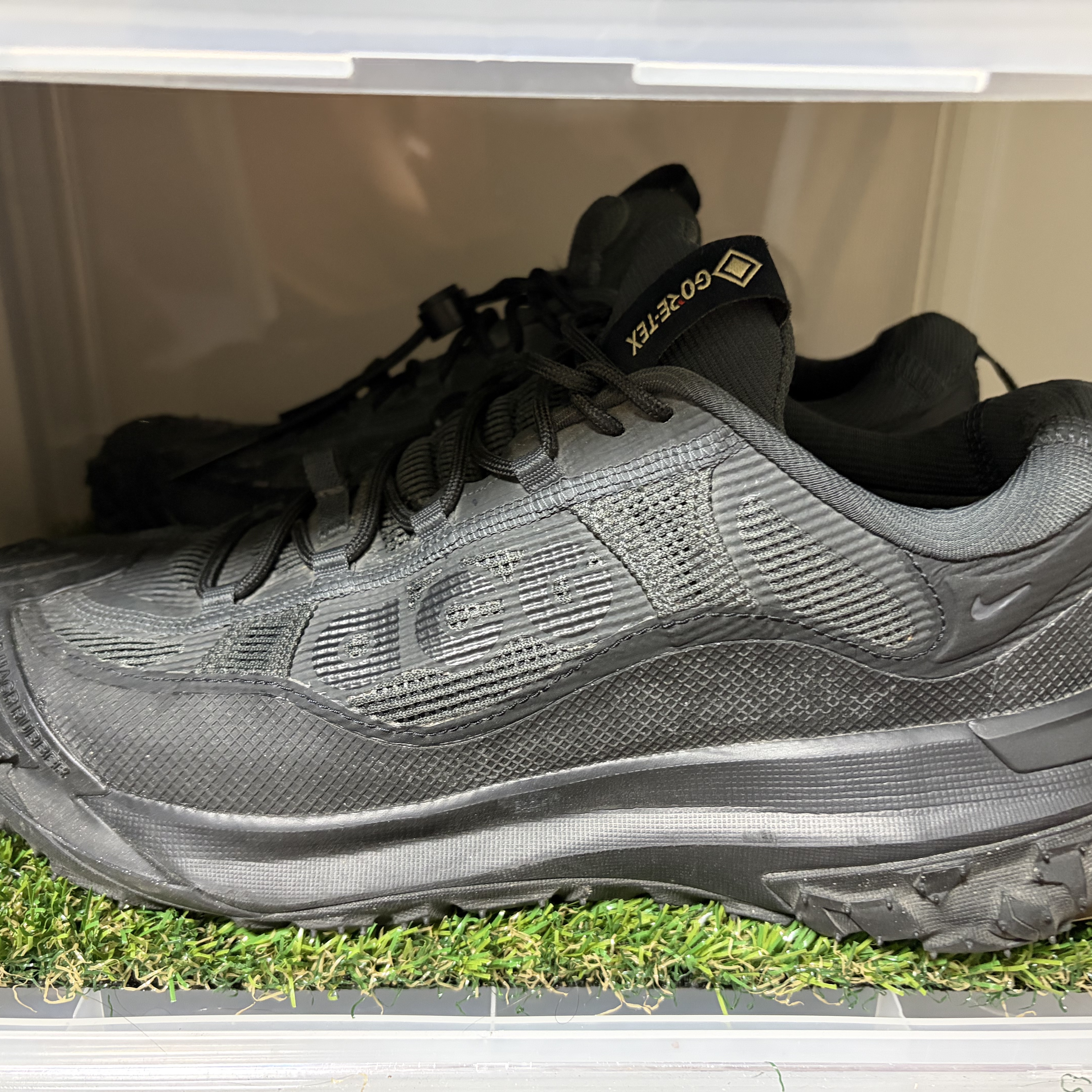 Nike ACG Mountain Fly 2 Low Gore-Tex Black and Dark Smoke Grey 착용 스타일