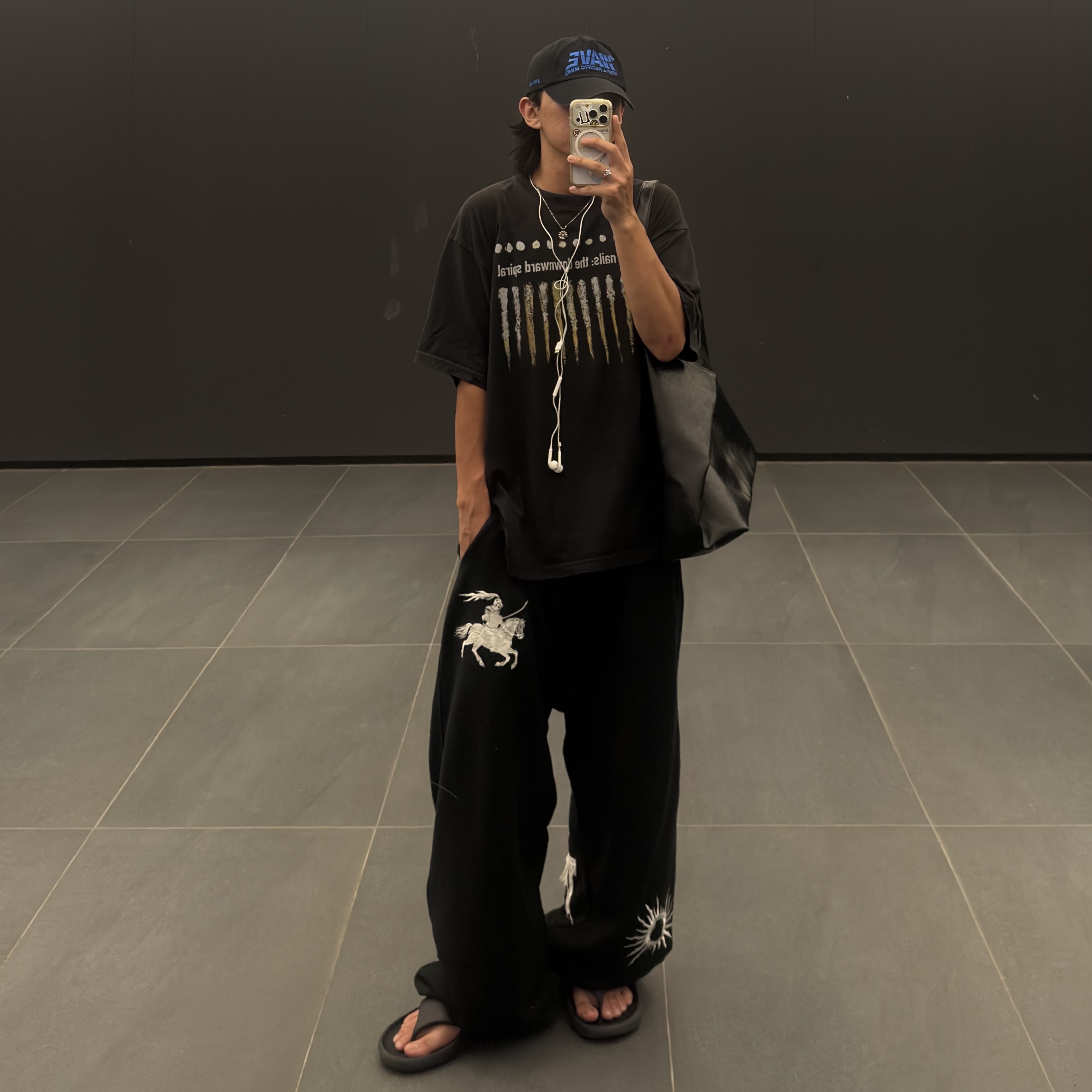 Diesel Sa-Maui X Rubber Mule Flip-Flop Black 착용 스타일 - 2