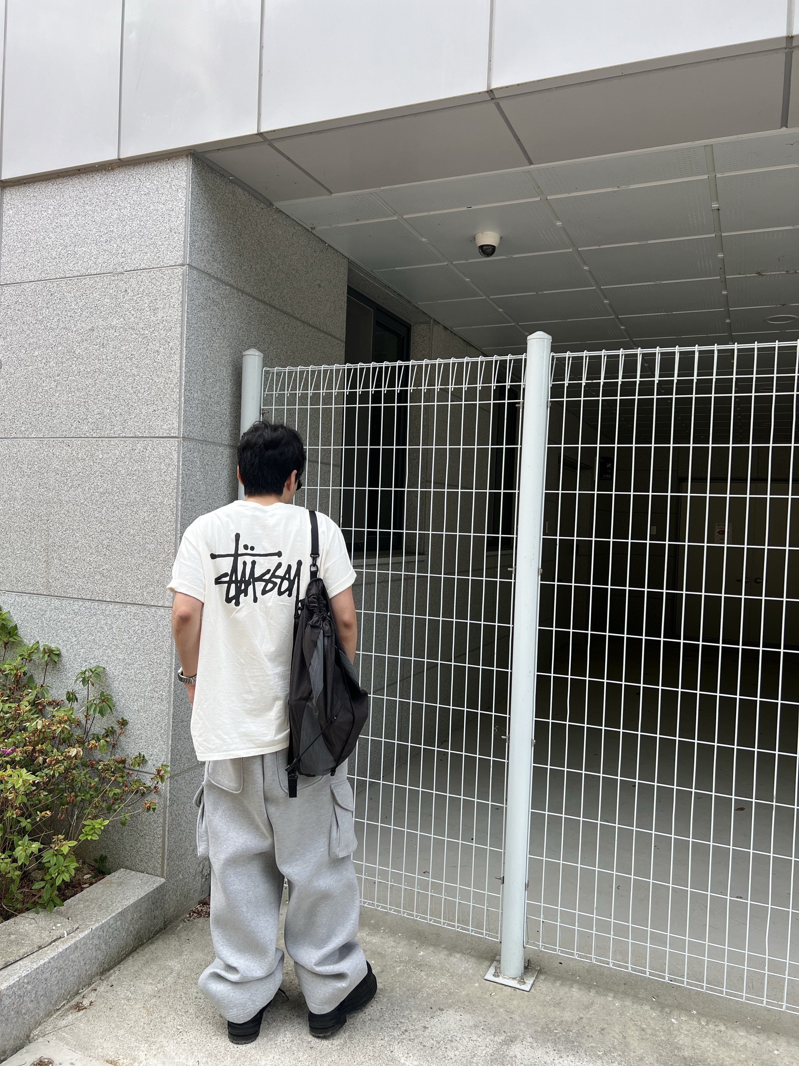 MJD X KOIN SEOUL Wide Cargo Sweat Pants, Stussy Basic Stussy T-Shirt White 착용 스타일 - 4