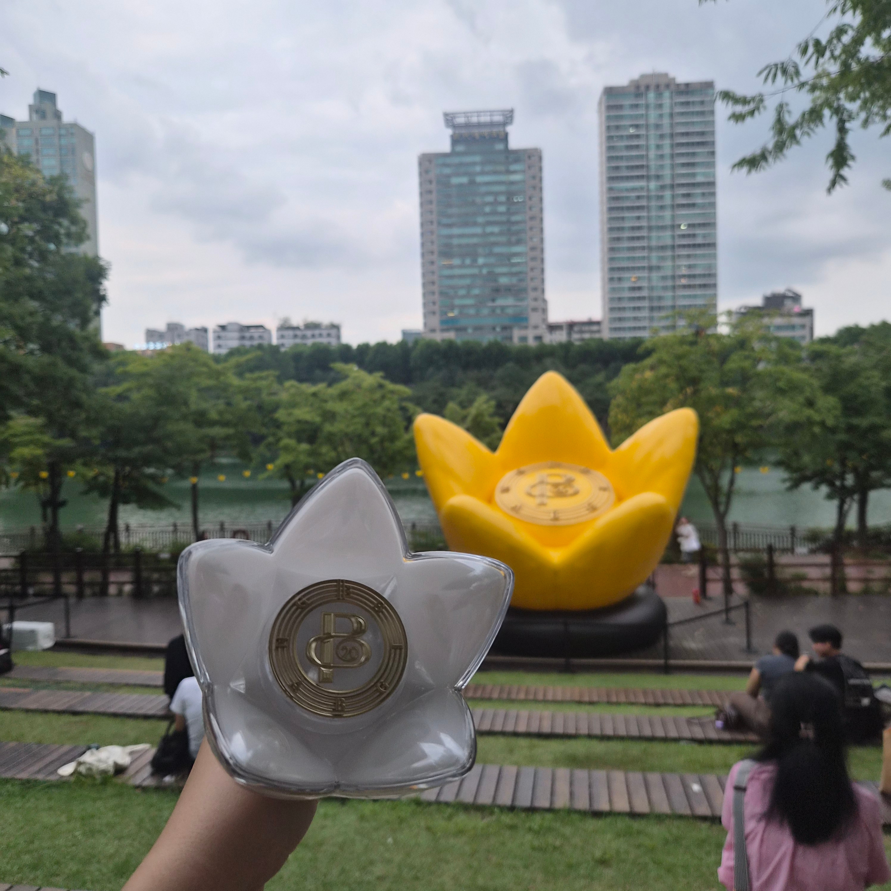 Bigbang 2026-2027 World Tour XX : Cosmos Official Light Stick 20th Anniversary Edition 착용 스타일